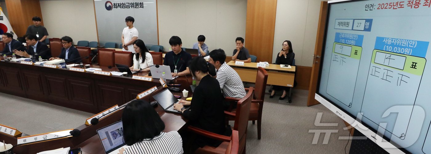 본문 이미지 - 12일 세종시 정부세종청사 최저임금위원회에서 열린 제11차 전원회의에서 2025년도 적용 최저임금액이 10,030원으로 결정된 뒤 이인재 위원장, 권순원 공익위원이 브리핑을 하고 있다. 2024.7.12/뉴스1 ⓒ News1 김기남 기자