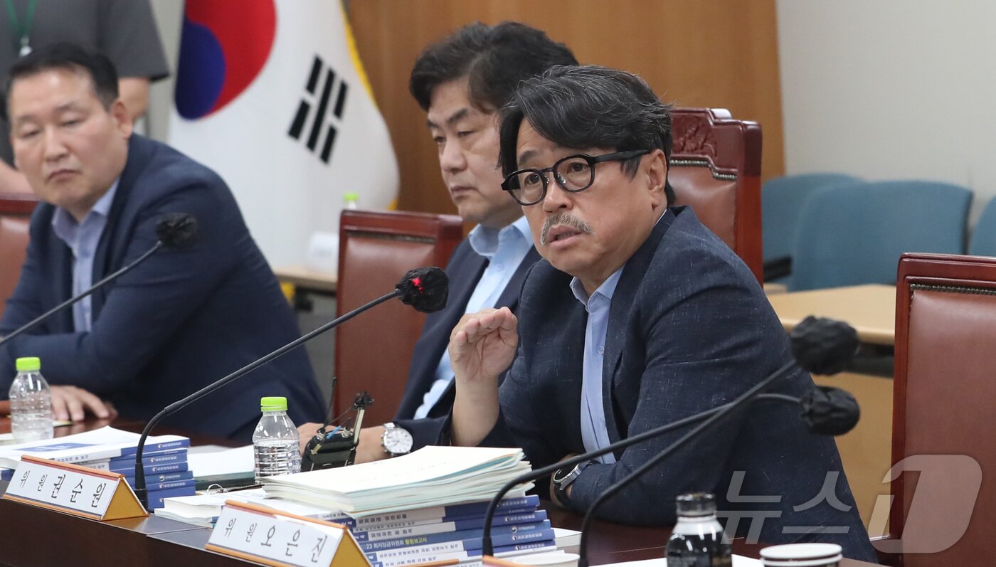 본문 이미지 - 12일 세종시 정부세종청사 최저임금위원회에서 열린 제11차 전원회의에서 2025년도 적용 최저임금액이 10,030원으로 결정된 뒤 권순원 공익위원이 브리핑을 하고 있다. 2024.7.12/뉴스1 ⓒ News1 김기남 기자