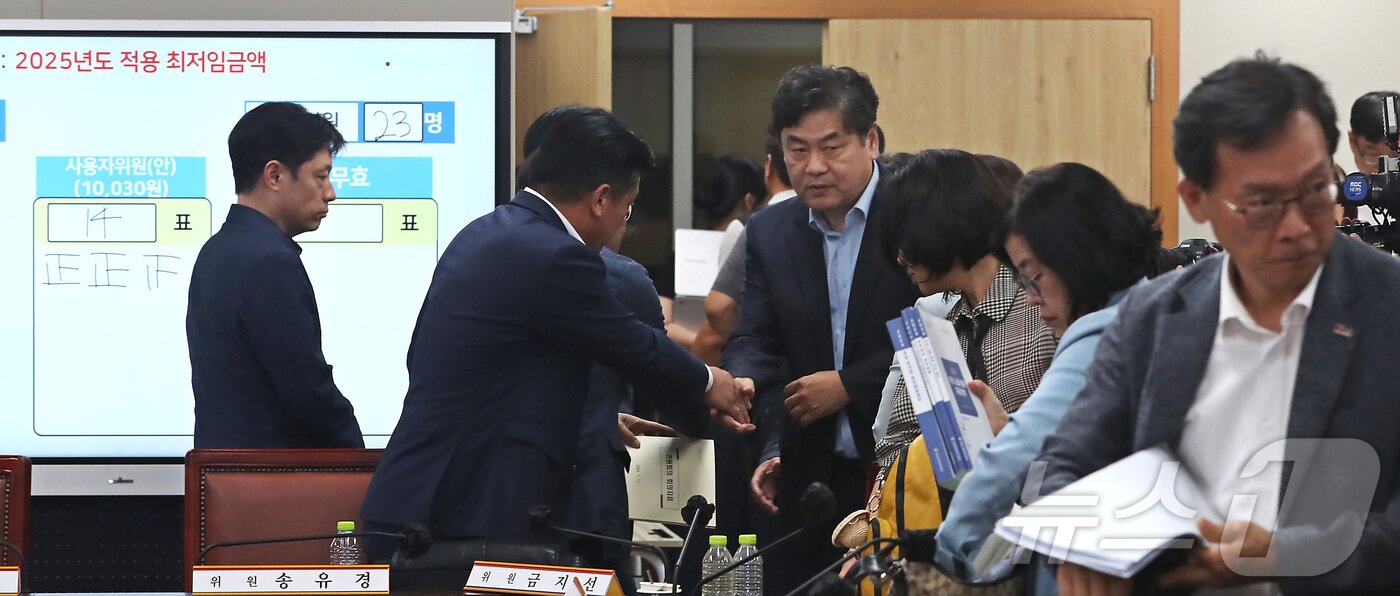 본문 이미지 - 12일 세종시 정부세종청사 최저임금위원회에서 열린 제11차 전원회의에서 2025년도 적용 최저임금액이 10,030원으로 결정되며 이인재 위원장이 사용자 위원들과 인사하며 퇴장하고 있다..2024.7.12/뉴스1 ⓒ News1 김기남 기자