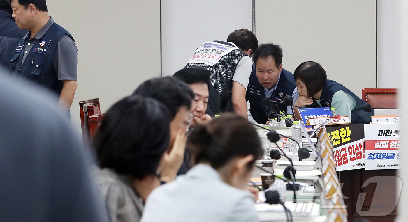 본문 이미지 - 12일 세종시 정부세종청사 최저임금위원회에서 열린 제11차 전원회의에서 표결을 앞두고 민주노총 근로자위원들이 퇴장한 가운데 한국노총 근로자위원들이 논의를 하고 있다. 2024.7.12/뉴스1 ⓒ News1 김기남 기자