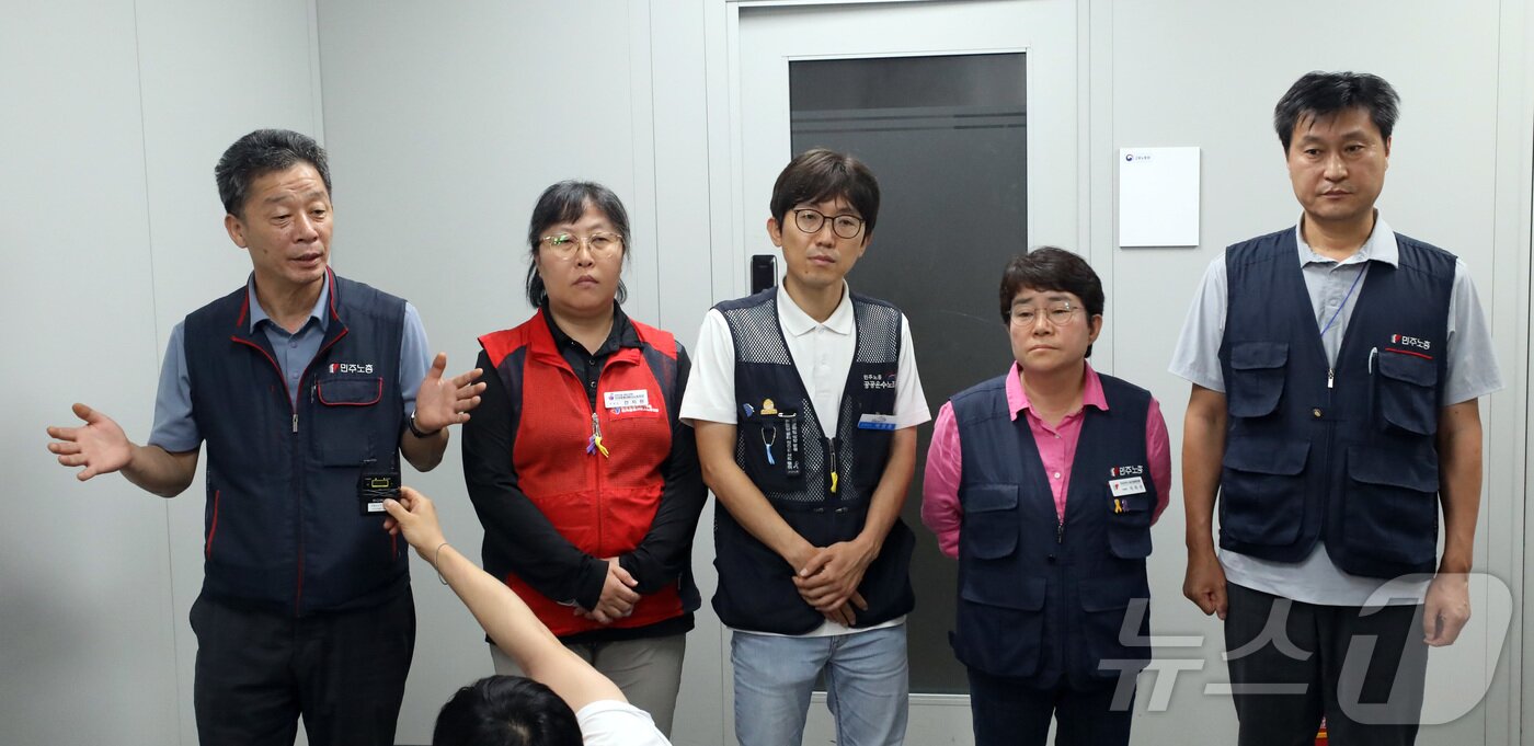 본문 이미지 - 12일 세종시 정부세종청사 최저임금위원회에서 열린 제11차 전원회의에서 2025년도 적용 최저임금액이 10,030원으로 결정되며 표결에 불참한 민주노총 근로자위원들이 취재진의 질문에 답하고 있다. 2024.7.12/뉴스1 ⓒ News1 김기남 기자