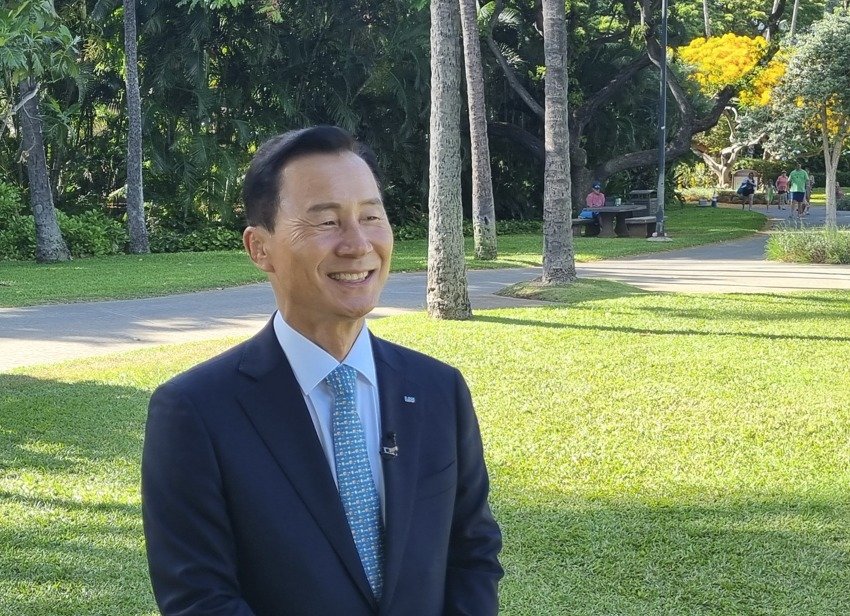 본문 이미지 - 신익현 LIG넥스원 대표이사가 9일(현지시각) 하와이 호놀룰루에서 한국 취재진과 인터뷰를 하고 있다.