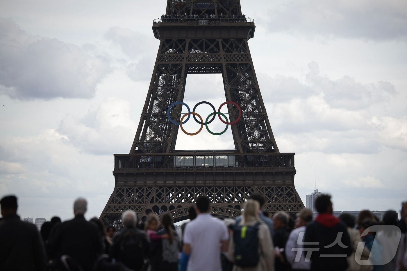 본문 이미지 - 프랑스 파리 올림픽 개막을 한 달 앞둔 지난달 14일(현지시간) 파리 에펠탑에 올림픽 오륜기가 걸려 있는 모습. 2024.06.14. ⓒ AFP=뉴스1 ⓒ News1 김성식 기자