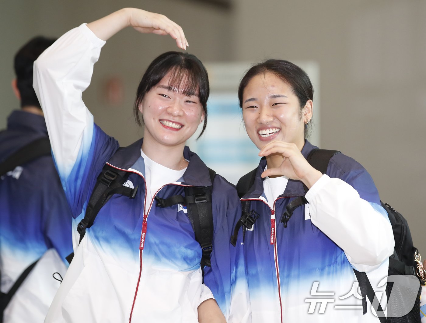 본문 이미지 - 배드민턴 국가대표 김가은과 안세영(오른쪽)이 ’2024 파리 올림픽‘을 위해 12일 인천국제공항을 통해 프랑스 파리로 출국하기 전 인사를 하고 있다. 2024.7.12/뉴스1 ⓒ News1 권현진 기자