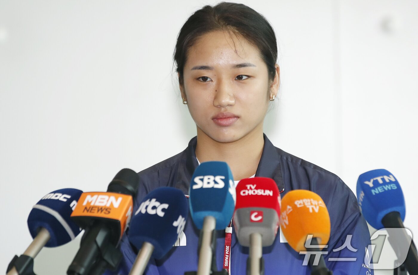본문 이미지 - ’배드민턴 여자 단식 세계 1위&#39; 안세영이 ’2024 파리 올림픽‘을 위해 12일 인천국제공항을 통해 프랑스 파리로 출국하기 전 취재진 질문을 듣고 있다. 2024.7.12/뉴스1 ⓒ News1 권현진 기자
