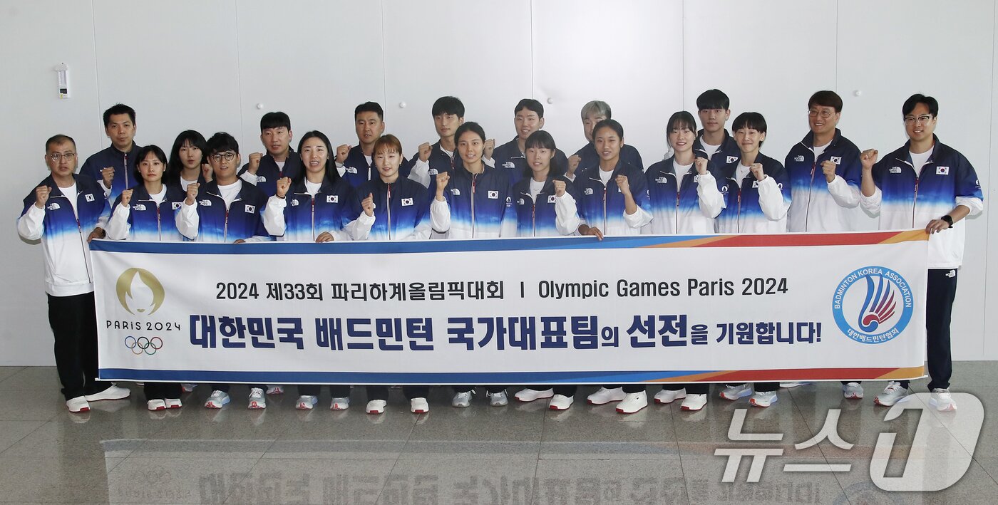 본문 이미지 - 배드민턴 국가대표팀 선수들이 ’2024 파리 올림픽‘을 위해 12일 인천국제공항을 통해 프랑스 파리로 출국하기 전 파이팅을 외치고 있다. 2024.7.12/뉴스1 ⓒ News1 권현진 기자