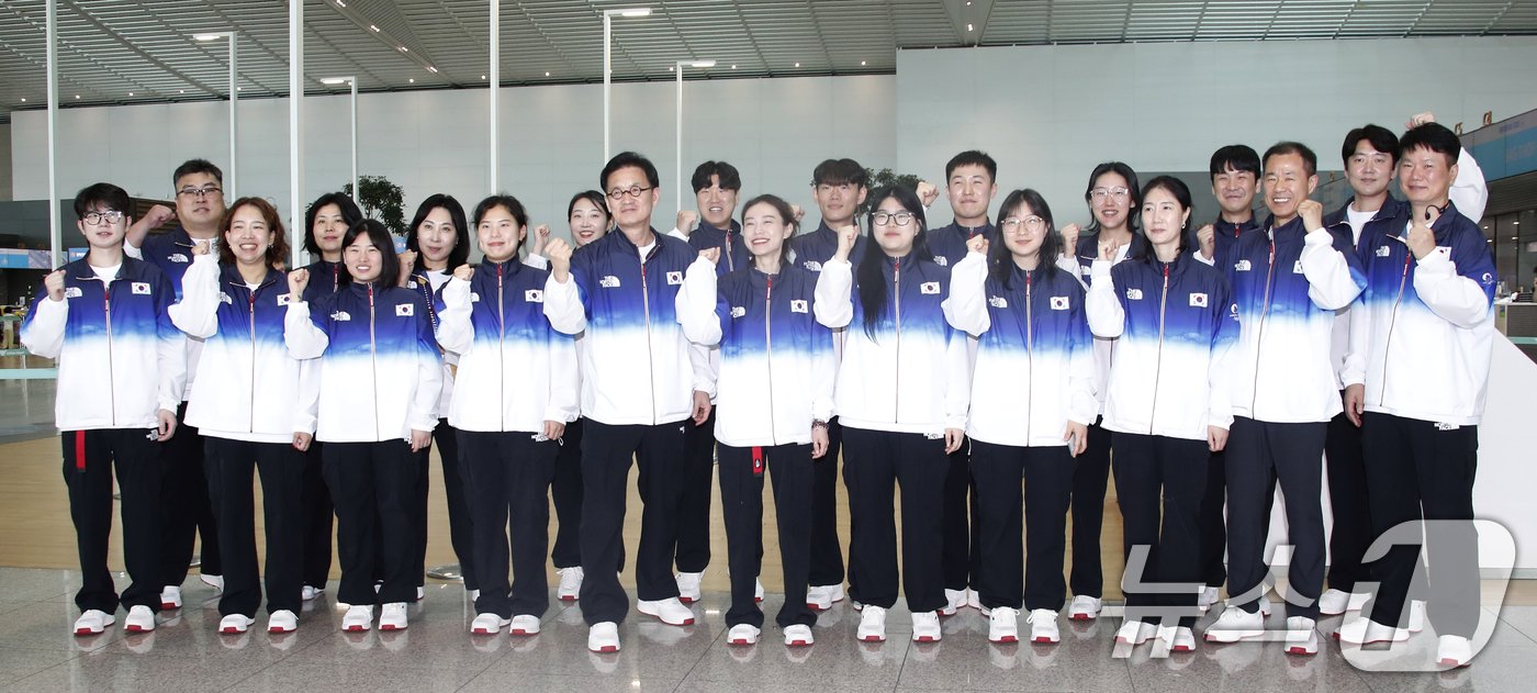 본문 이미지 - 사격 국구대표팀이 ’2024 파리 올림픽‘을 위해 12일 인천국제공항을 통해 프랑스 파리로 출국하기 전 파이팅을 하고 있다. 2024.7.12/뉴스1 ⓒ News1 권현진 기자