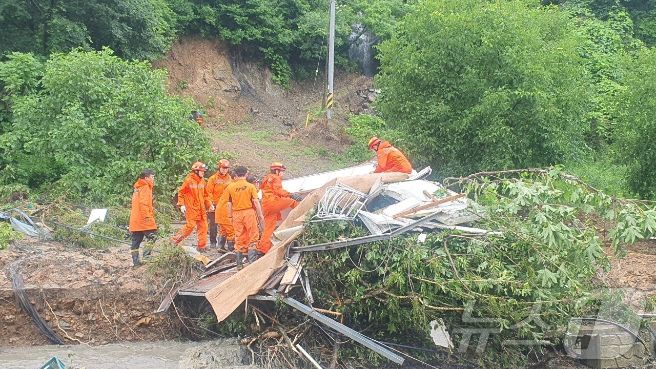 본문 이미지 - 소방 당국이  충북 영동군 심천면 법곡저수지 붕괴로 실종된 70대를 찾고 있다. /뉴스1