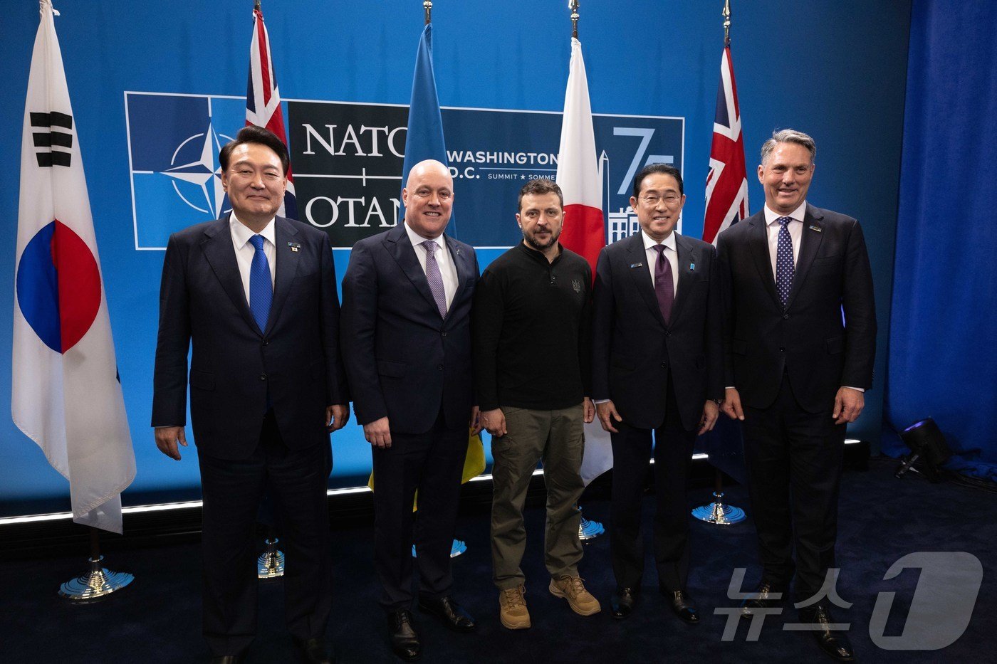 본문 이미지 - 지난 7월 북대서양조약기구(NATO·나토) 정상회의에 참석한 윤석열 대통령. 왼쪽부터 윤 대통령, 크리스토퍼 럭슨 뉴질랜드 총리, 볼로디미르 젤렌스키 우크라이나 대통령, 기시다 후미오 전 일본 총리, 리처드 말스 호주 부총리 겸 국방장관. (대통령실 제공) 2024.7.12/뉴스1 ⓒ News1 박지혜 기자