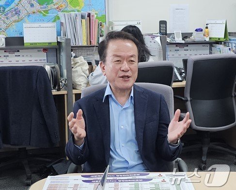 본문 이미지 - 지난 9일 오전 세종시청에서 기자간담회 하는 이강진 민주당 세종갑 지역위원장. ⓒ News1 장동열 기자