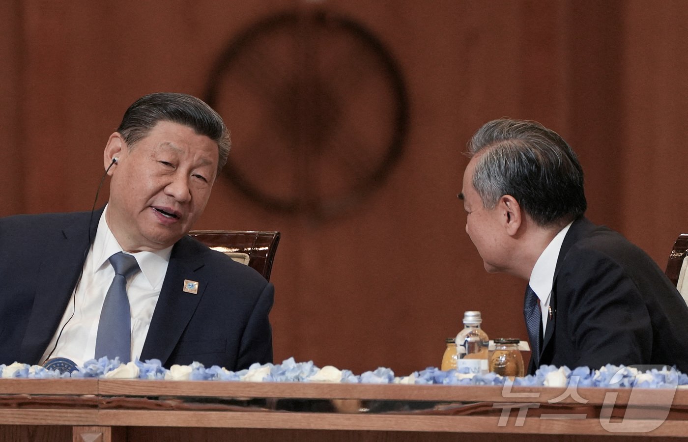 본문 이미지 - 카자흐스탄 아스타나에서 열린 상하이협력기구&#40;SCO&#41; 정상회의에 시진핑 중국 국가주석과 왕이 외교부장이 뭔가를 논의하고 있다. ⓒ 로이터=뉴스1 ⓒ News1 이강 기자
