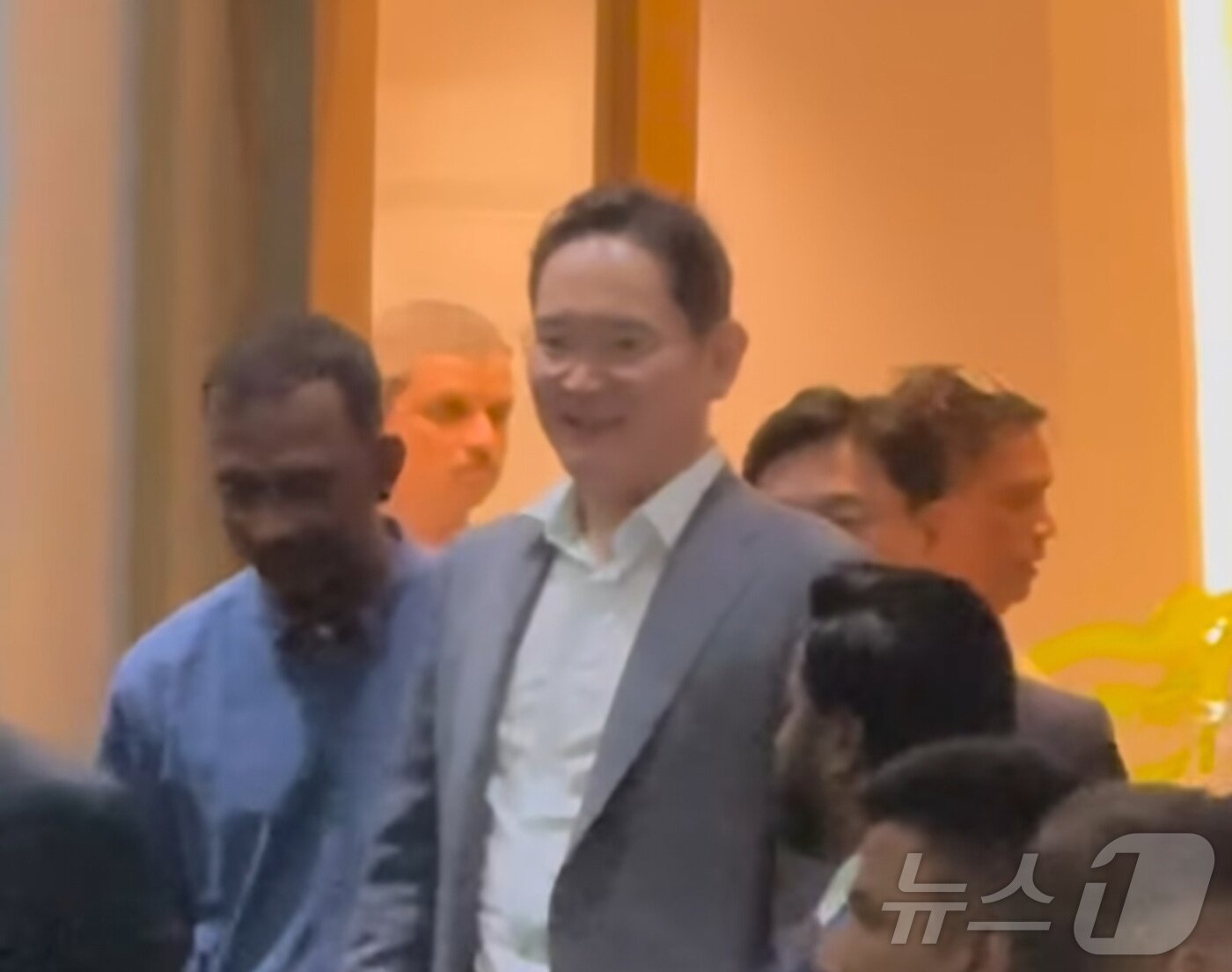 본문 이미지 - 11일 인도 뭄바이에 도착한 이재용 삼성전자 회장.&#40;SNS 갈무리&#41;