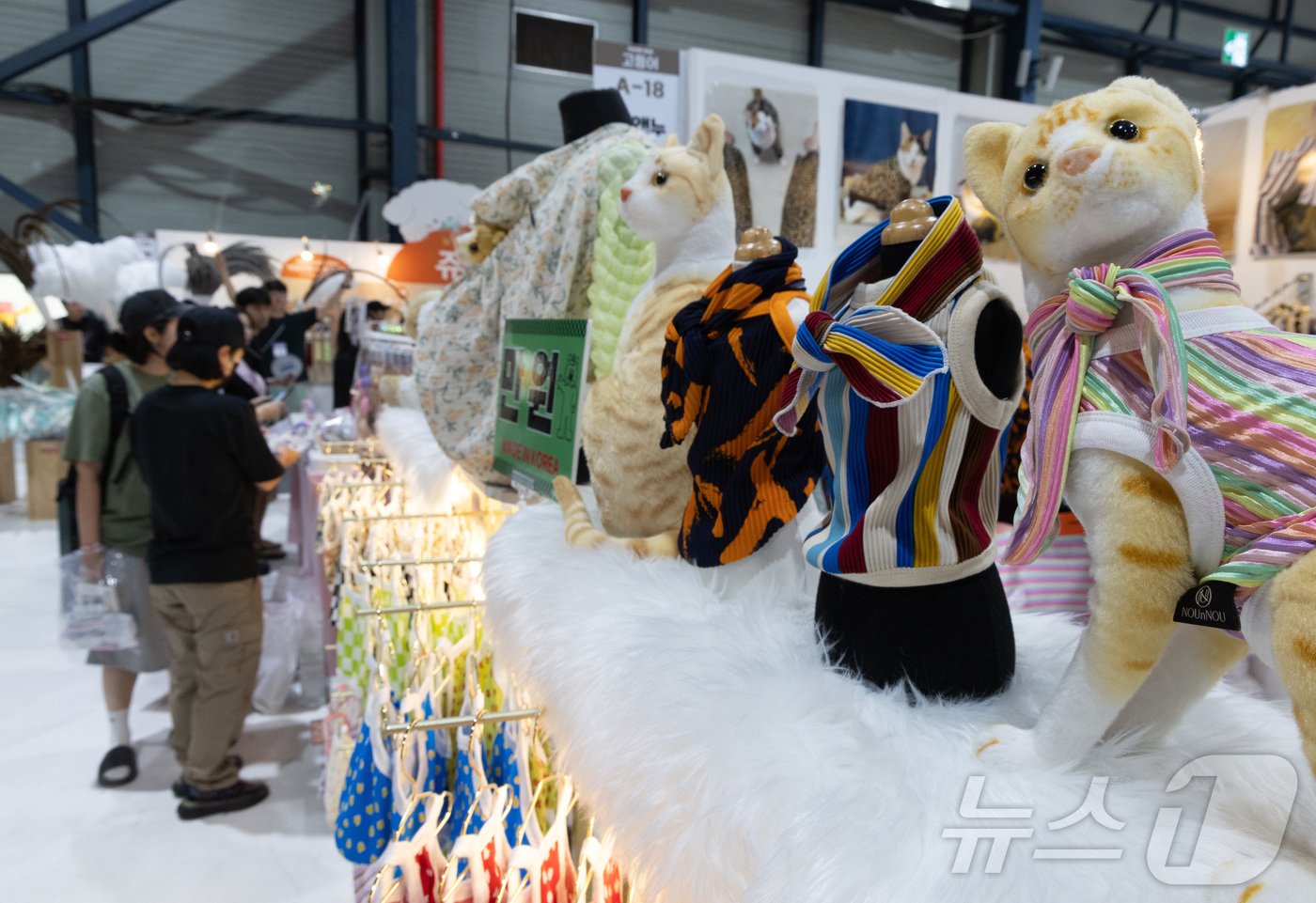 본문 이미지 - 12일 오전 서울 강남구 SETEC에서 열린 2024 가낳지모 캣페어를 찾은 관람객들이 반려묘 용품을 살펴보고 있다. 2024.7.12/뉴스1 ⓒ News1 이재명 기자