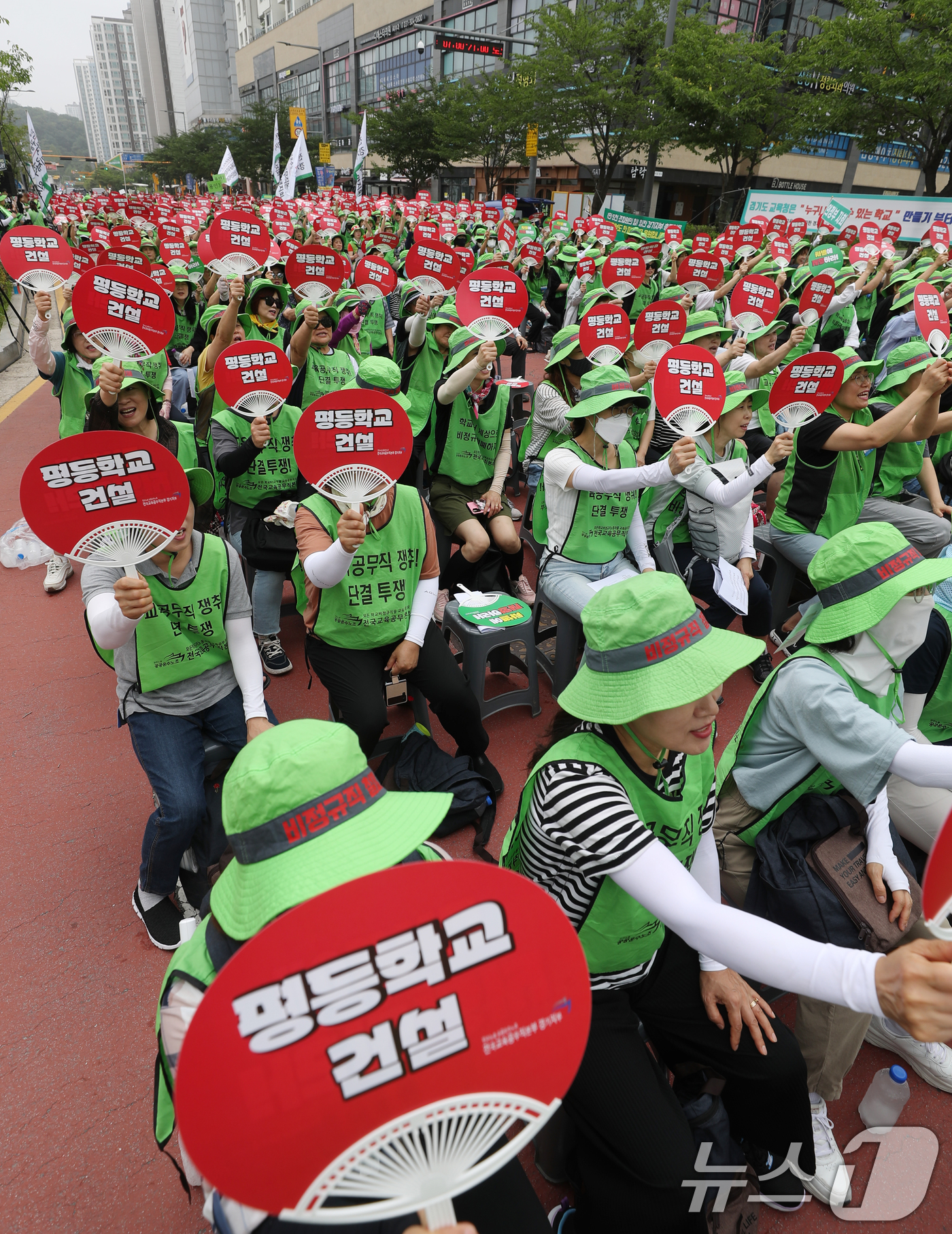 (수원=뉴스1) 김영운 기자 = 12일 오전 경기 수원시 영통구 경기도교육청 앞에서 민주노총 공공운수노조 전국교육공무직본부 경기지부 조합원들이 총파업 투쟁대회에서 구호를 외치고 있 …