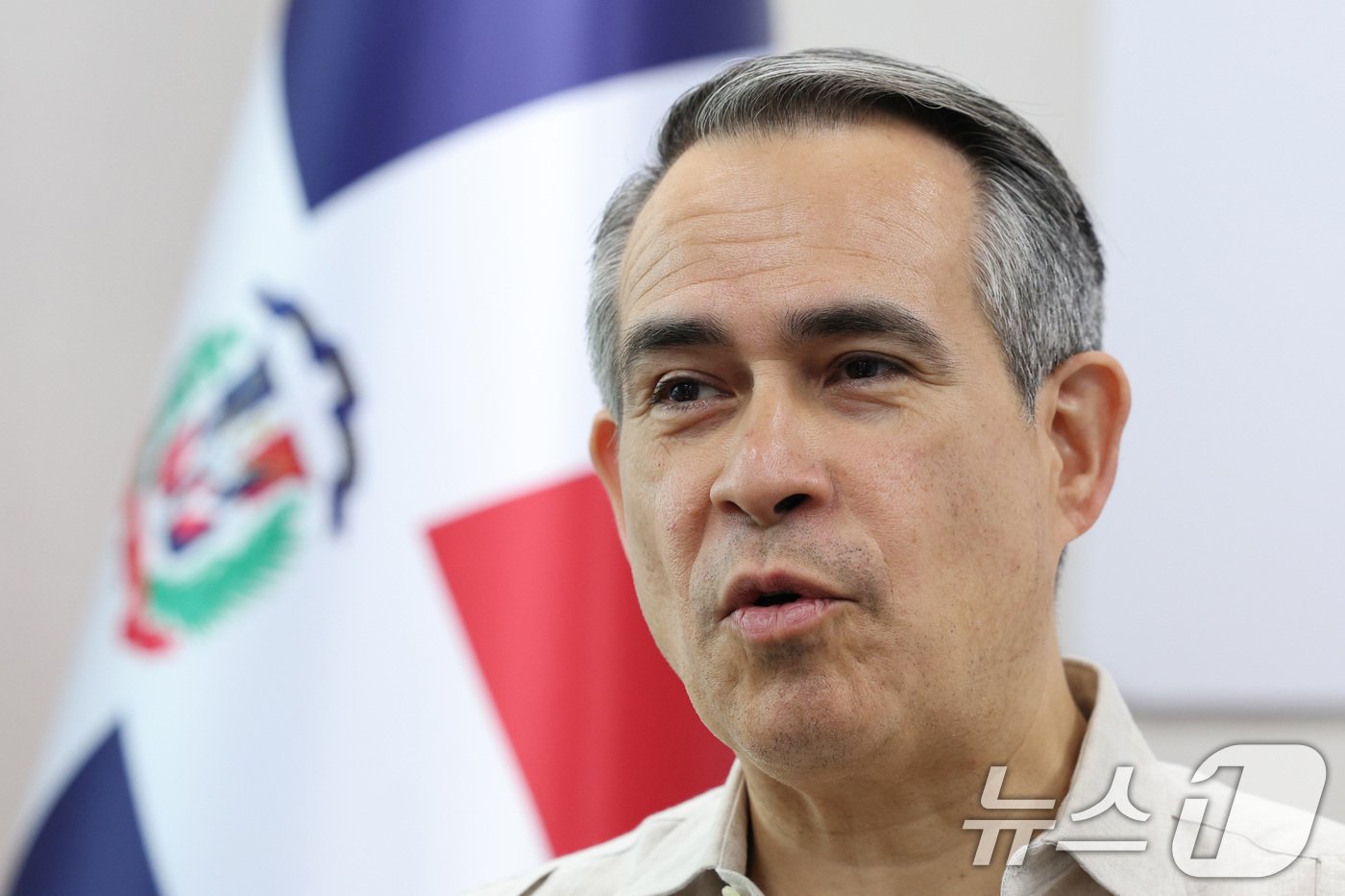 본문 이미지 - 페데리코 꾸에요 까밀로 주한 도미니카공화국 대사가 12일 서울 중구 도미니카공화국 대사관에서 뉴스1과 인터뷰를 하고 있다. 2024.7.12/뉴스1 ⓒ News1 신웅수 기자