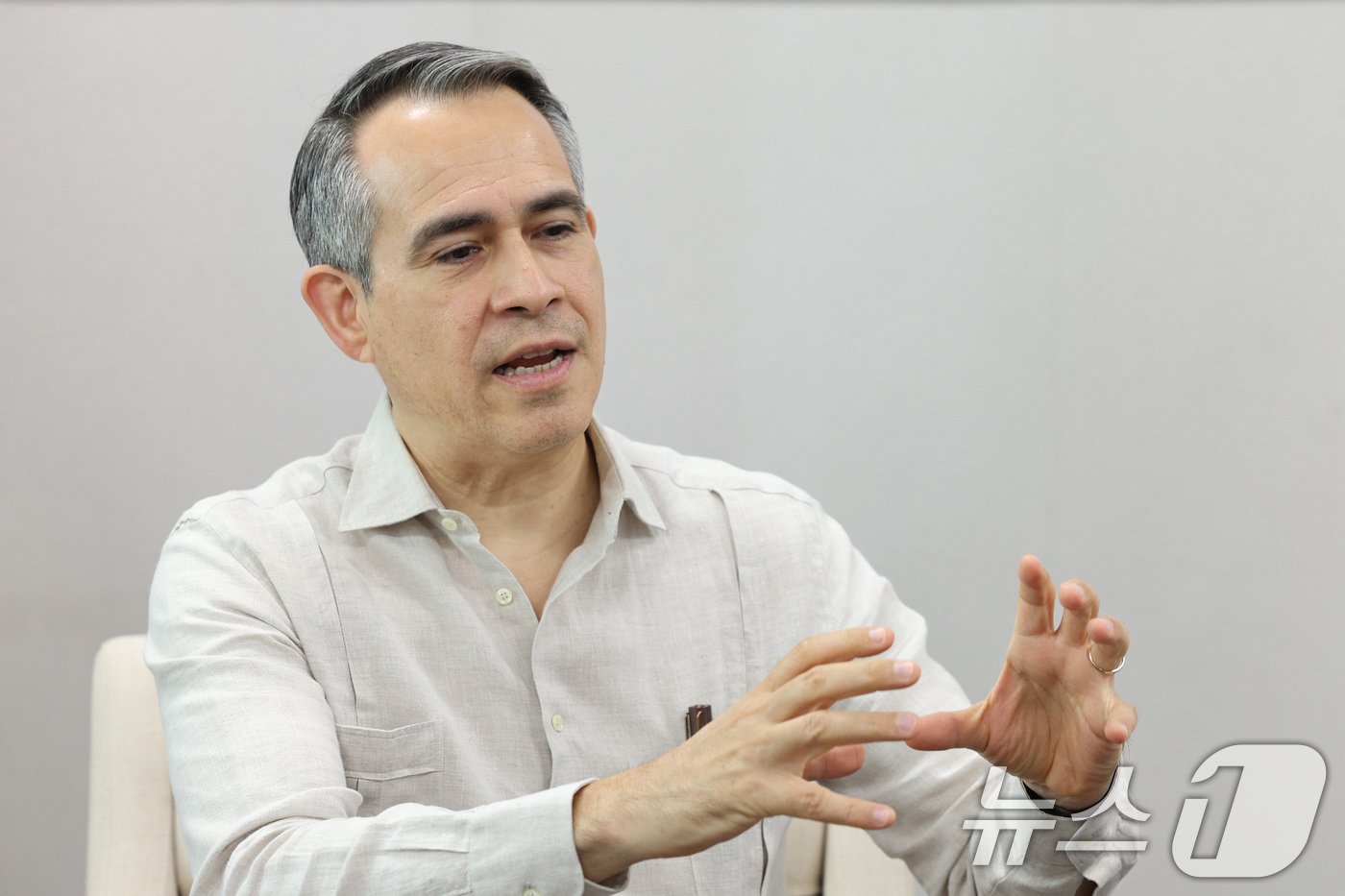 본문 이미지 - 페데리코 꾸에요 까밀로 주한 도미니카공화국 대사가 12일 서울 중구 도미니카공화국 대사관에서 뉴스1과 인터뷰를 하고 있다. 2024.7.12/뉴스1 ⓒ News1 신웅수 기자