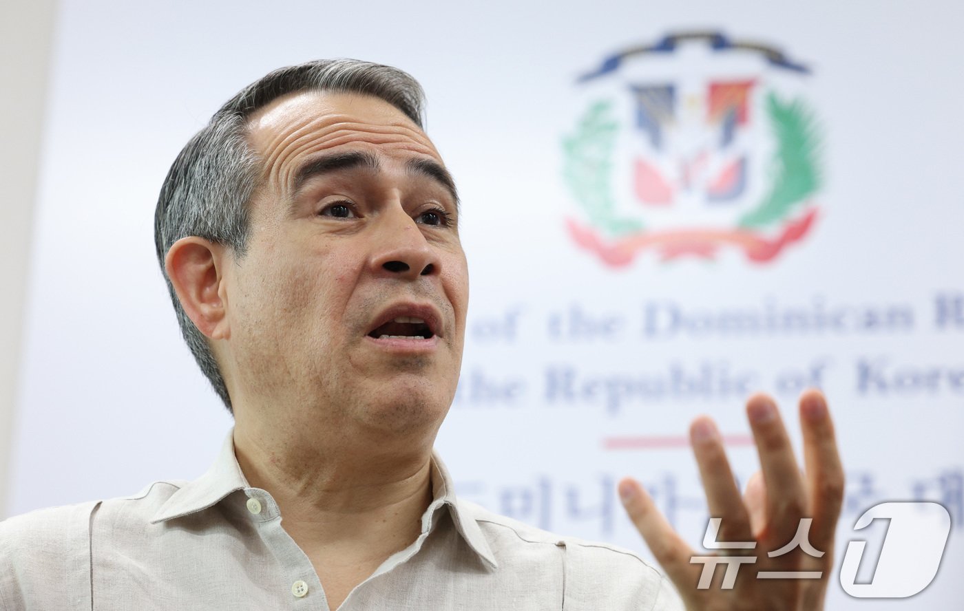 본문 이미지 - 페데리코 꾸에요 까밀로 주한 도미니카공화국 대사가 12일 서울 중구 도미니카공화국 대사관에서 뉴스1과 인터뷰를 하고 있다. 2024.7.12/뉴스1 ⓒ News1 신웅수 기자