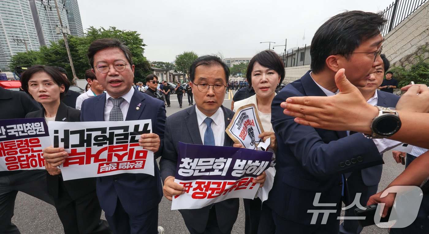 본문 이미지 - 국회 법제사법위원회 박은정 조국혁신당 의원(왼쪽부터), 김승원 더불어민주당 간사(왼쪽부터), 이건태, 전현희, 장경태, 이성윤 의원이 12일 오전 윤석열 대통령 탄핵 국민청원 청문회 추진 관련 대통령실에 증인출석요구서 수령을 촉구하며 서울 용산 대통령실을 항의 방문하던 중 경찰에 가로막혀 실랑이를 벌이고 있다. (공동취재) 2024.7.12/뉴스1 ⓒ News1 유승관 기자
