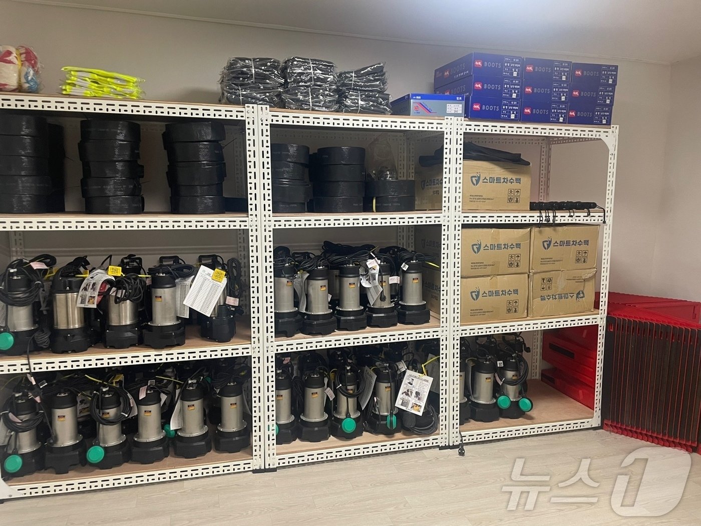 본문 이미지 - 서울시 관악구 신림동에 위치한 '동네 수방 거점'의 내부. 2024.7.12./뉴스1