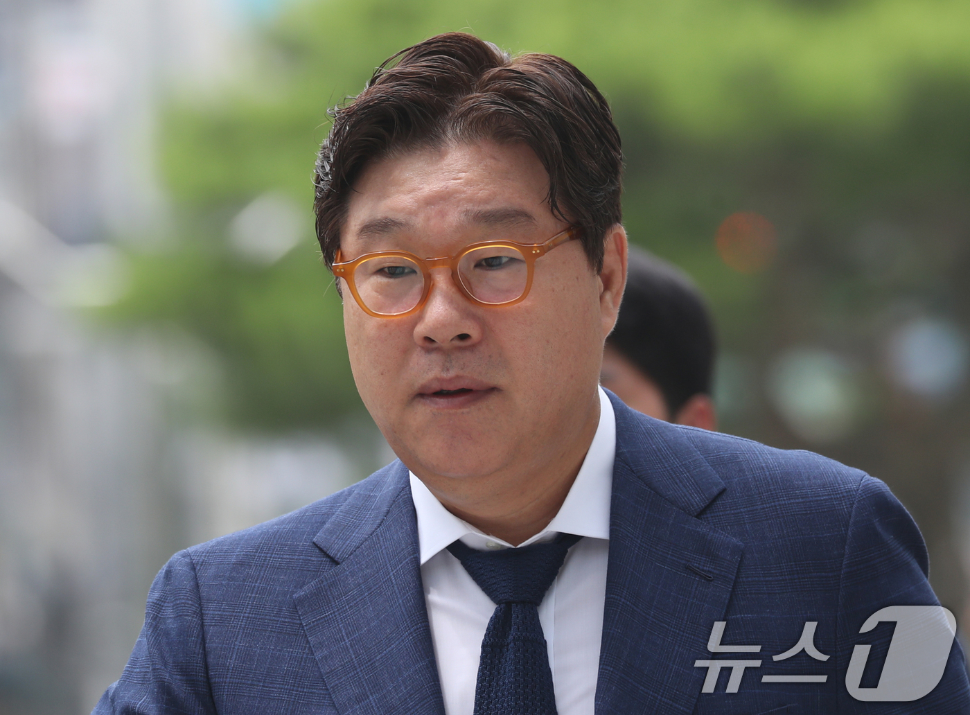 (수원=뉴스1) 김영운 기자 = 대북송금 관련 혐의로 기소된 김성태 전 쌍방울그룹 회장이 12일 오후 경기 수원시 영통구 수원지방법원에서 열린 선고 공판에 출석하고 있다. 2024 …