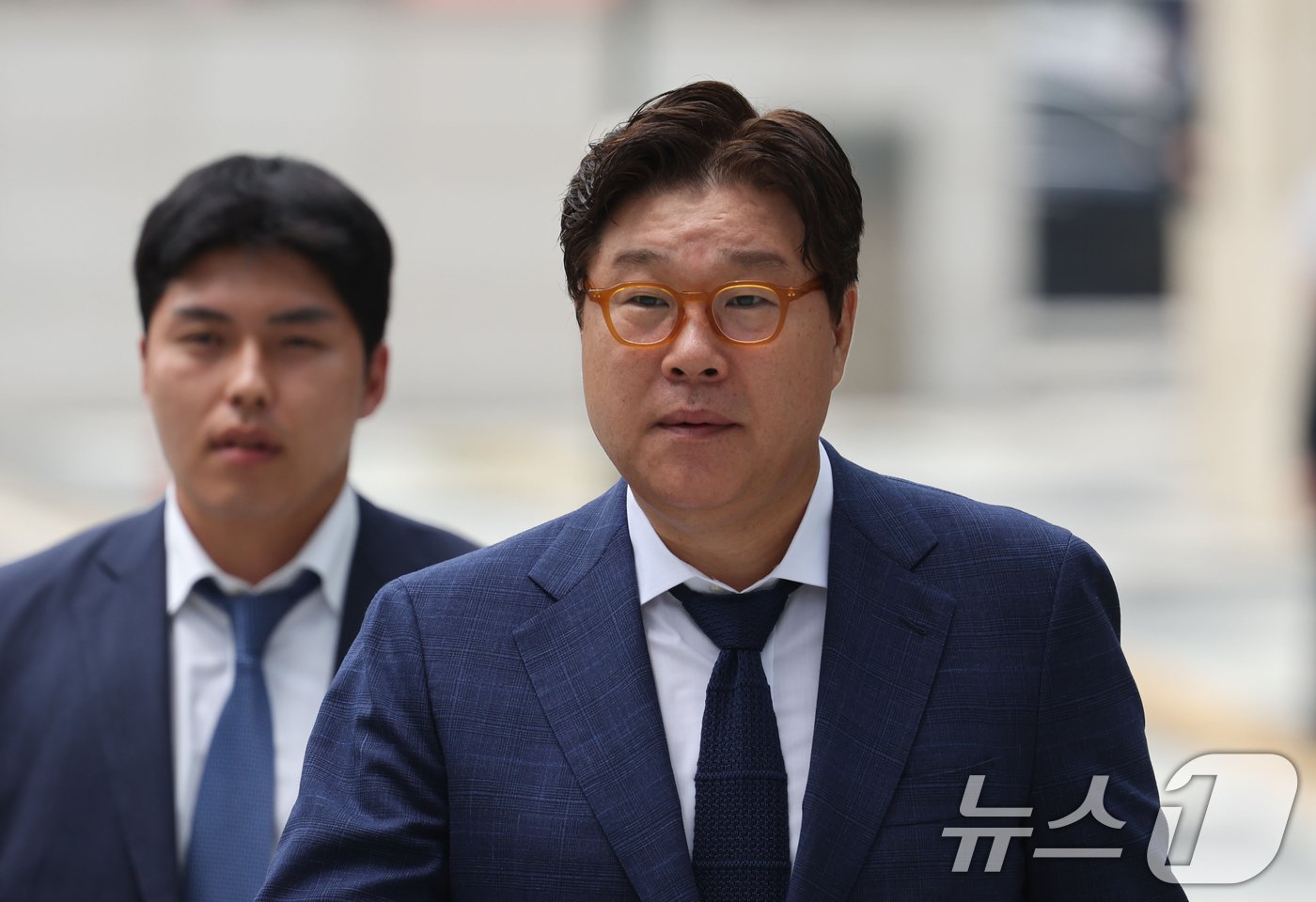 본문 이미지 - 대북송금 관련 혐의로 기소된 김성태 전 쌍방울그룹 회장이 12일 오후 경기 수원시 영통구 수원지방법원에서 열린 선고 공판에 출석하고 있다. (공동취재) 2024.7.12/뉴스1 ⓒ News1 김영운 기자