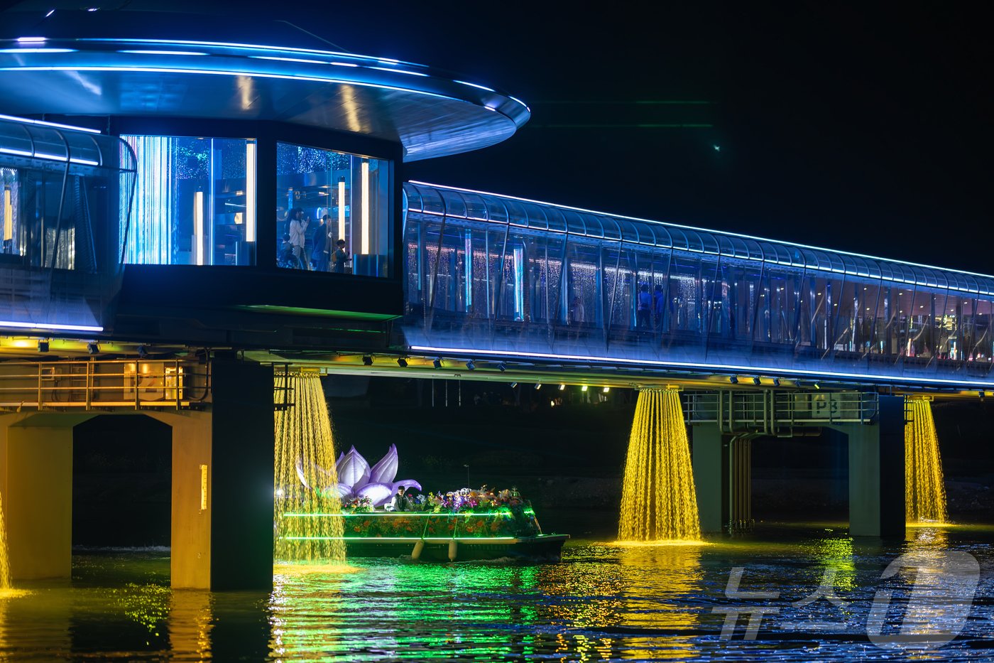 본문 이미지 - 순천만국가정원 스페이스브릿지와 동천을 지나는 수상퍼레이드. 뉴스1 DB