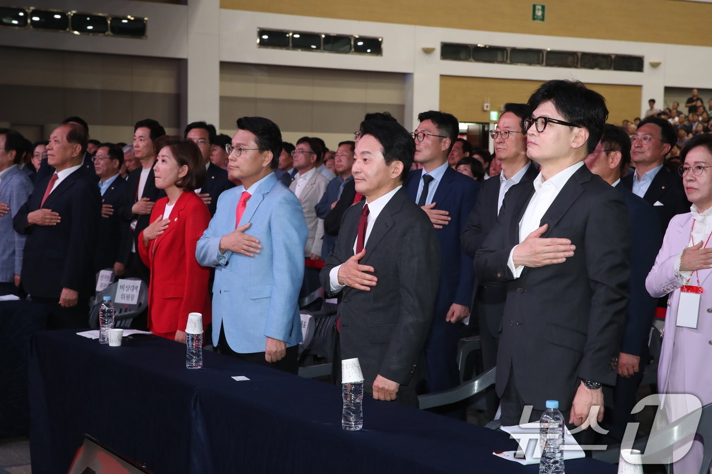 나경원&#40;왼쪽부터&#41;, 윤상현, 원희룡, 한동훈 국민의힘 당대표 후보들이 12일 오후 대구 엑스코에서 열린 제4차 전당대회 대구·경북 합동연설회에서 국민의례를 하고 있다. 2024.7.12/뉴스1 ⓒ News1 이광호 기자