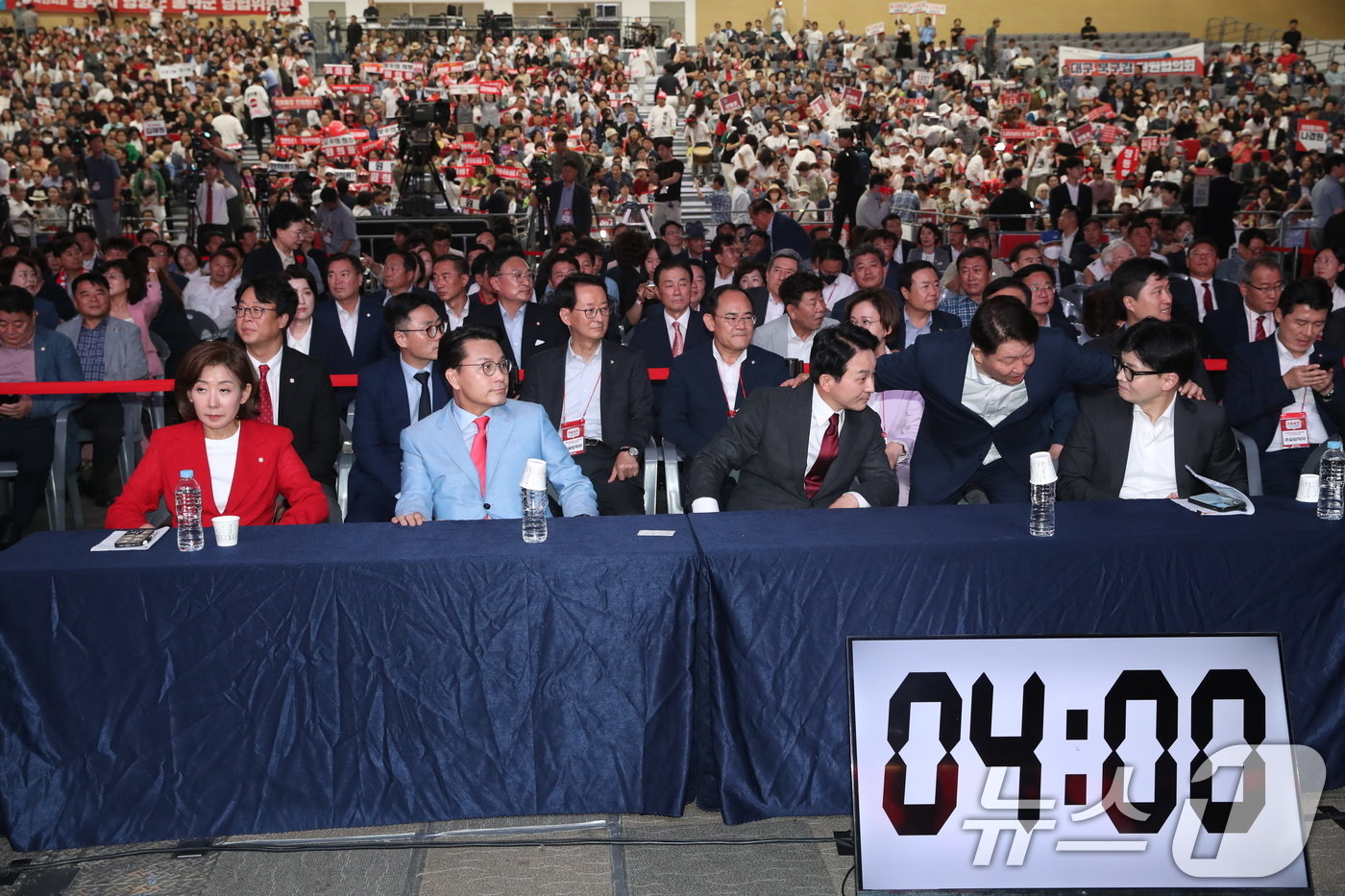 나경원&#40;왼쪽부터&#41;, 윤상현, 원희룡, 한동훈 국민의힘 당대표 후보들이 12일 오후 대구 엑스코에서 열린 제4차 전당대회 대구·경북 합동연설회에서 나란히 앉아 있다. 2024.7.12/뉴스1 ⓒ News1 이광호 기자