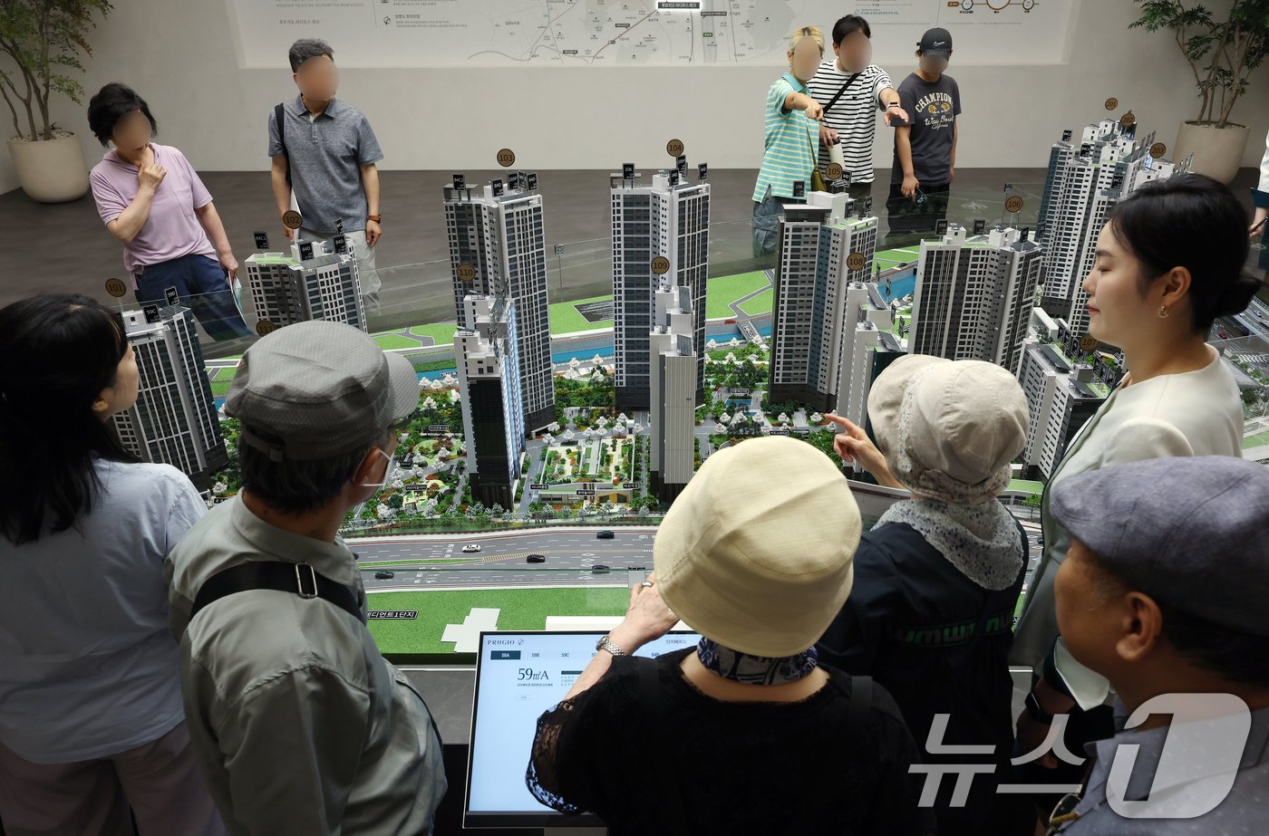 본문 이미지 - 12일 오후 서울시 동대문구 용두동 대우건설 &#39;푸르지오 라디우스 파크&#39; 견본주택을 찾은 시민들이 아파트 단지 모형을 살펴보고 있다. 2024.7.12/뉴스1 ⓒ News1 박정호 기자