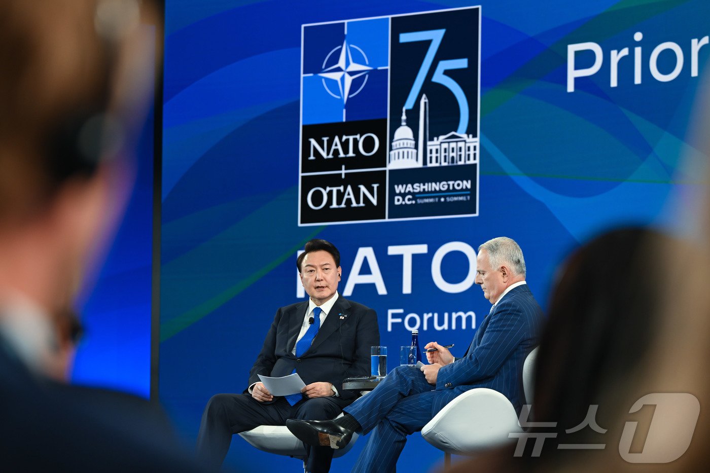 본문 이미지 - 윤석열 대통령이 11일(현지시간) 미국 워싱턴DC 메리어트 마르퀴스 호텔에서 열린 나토 퍼블릭포럼 인도·태평양 세션에서 미국 싱크탱크 허드슨연구소의 케네스 와인스타인 석좌와 대담하고 있다. (대통령실 제공) 2024.7.12/뉴스1 ⓒ News1 박지혜 기자