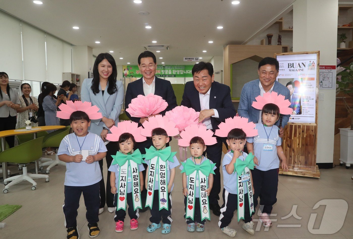 본문 이미지 -  12일 김관영 전북특별자치도지사가 부안군 온가족센터를 방문하고 원생들과 함께 체험활동을 했다.(부안군 제공)2024.7.12/뉴스1