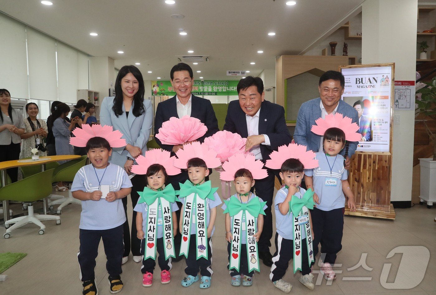  12일 김관영 전북특별자치도지사가 부안군 온가족센터를 방문하고 원생들과 함께 체험활동을 했다.&#40;부안군 제공&#41;2024.7.12/뉴스1