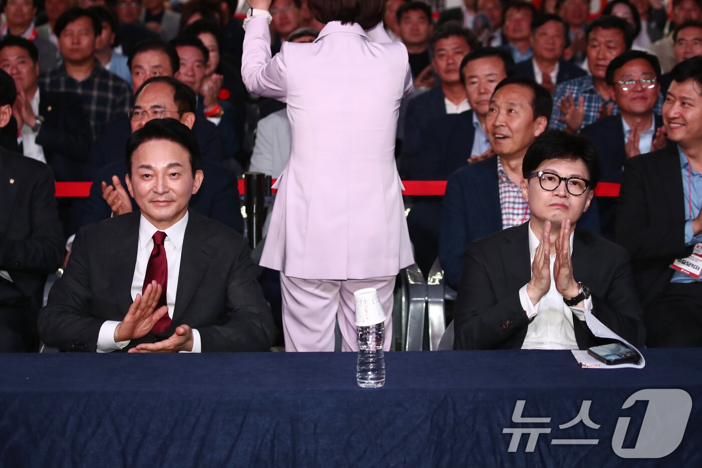 본문 이미지 - 원희룡, 한동훈 국민의힘 당대표 후보가 12일 오후 대구 엑스코에서 열린 제4차 전당대회 대구·경북 합동연설회에 참석해 자리하고 있다. 2024.7.12/뉴스1 ⓒ News1 이광호 기자