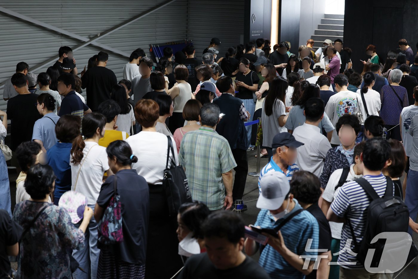 12일 오후 서울시 동대문구 용두동 대우건설 &#39;푸르지오 라디우스 파크&#39; 견본주택을 찾은 시민들이 입장을 위해 길게 줄지어 대기하고 있다. 2024.7.12/뉴스1 ⓒ News1 박정호 기자