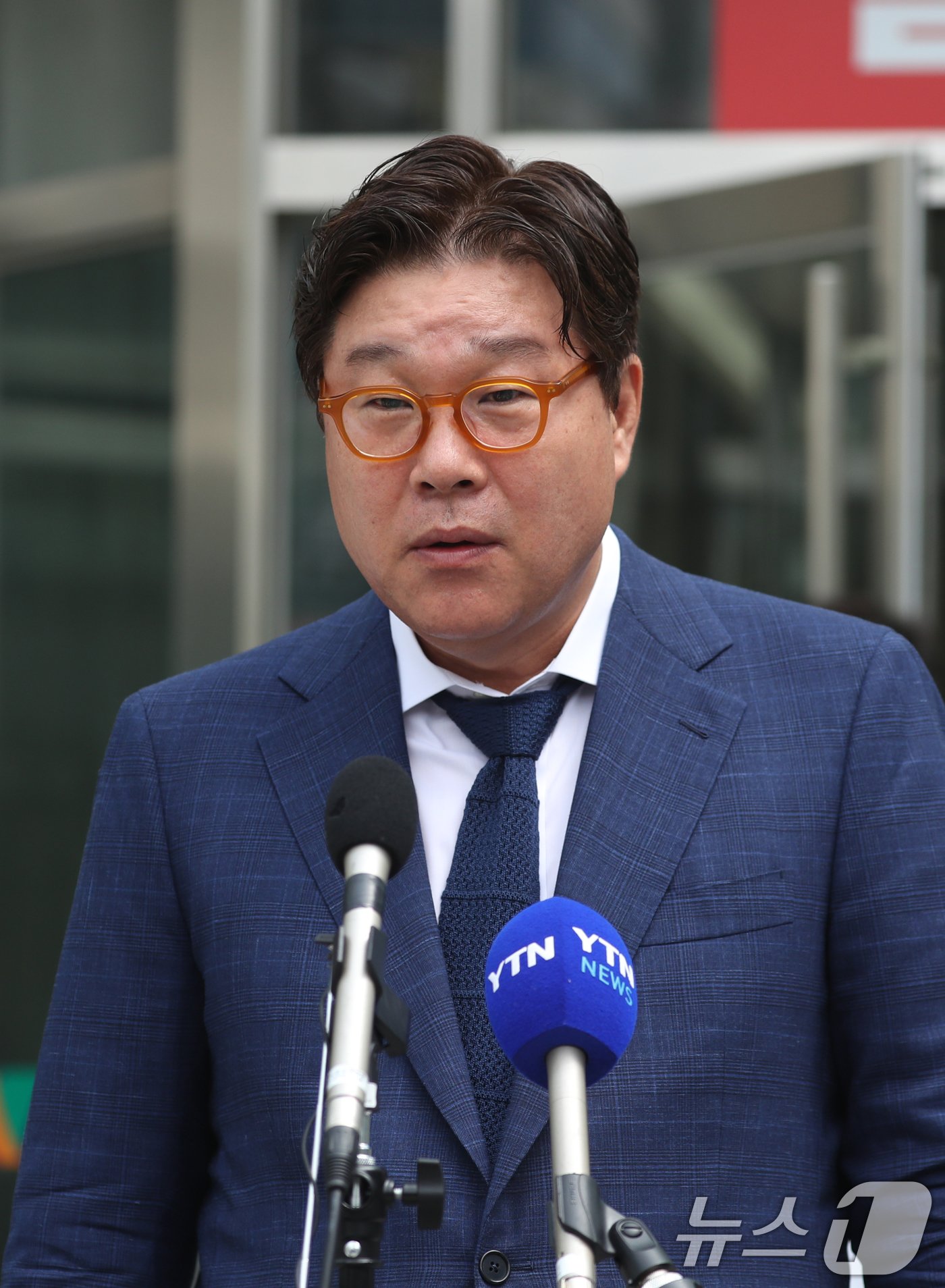 본문 이미지 - 대북송금 관련 혐의로 기소된 김성태 전 쌍방울그룹 회장이 12일 오후 경기 수원시 영통구 수원지방법원에서 열린 선고 공판을 마치고 나와 취재진의 질문에 답하고 있다. 2024.7.12/뉴스1 ⓒ News1 김영운 기자