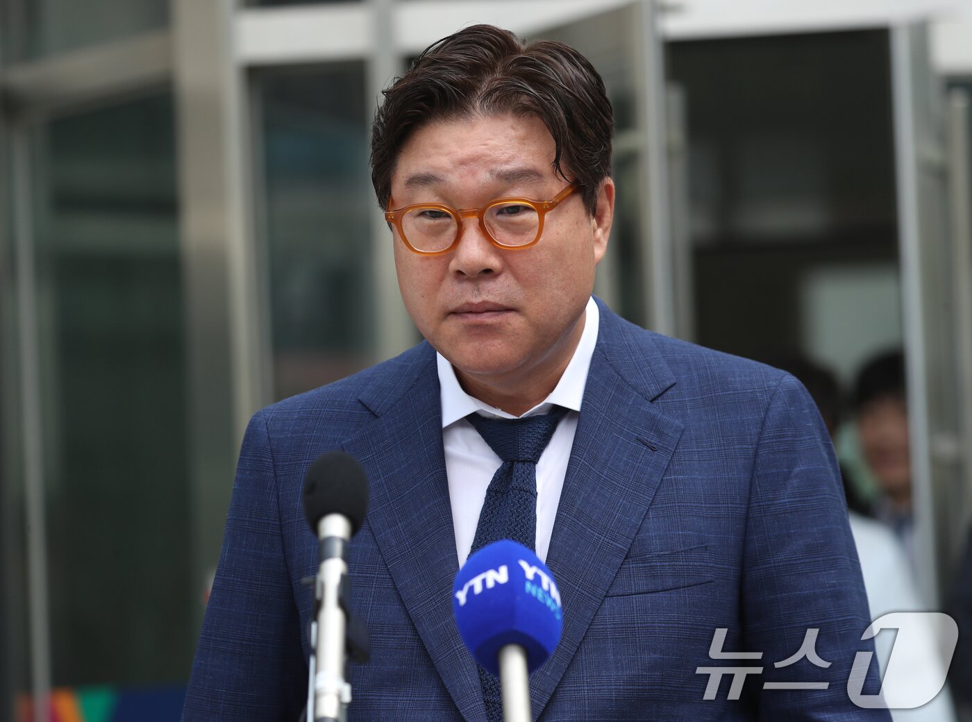 본문 이미지 - 대북송금 관련 혐의로 기소된 김성태 전 쌍방울그룹 회장이 12일 오후 경기 수원시 영통구 수원지방법원에서 열린 선고 공판을 마치고 나와 취재진의 질문에 답하고 있다. 2024.7.12/뉴스1 ⓒ News1 김영운 기자