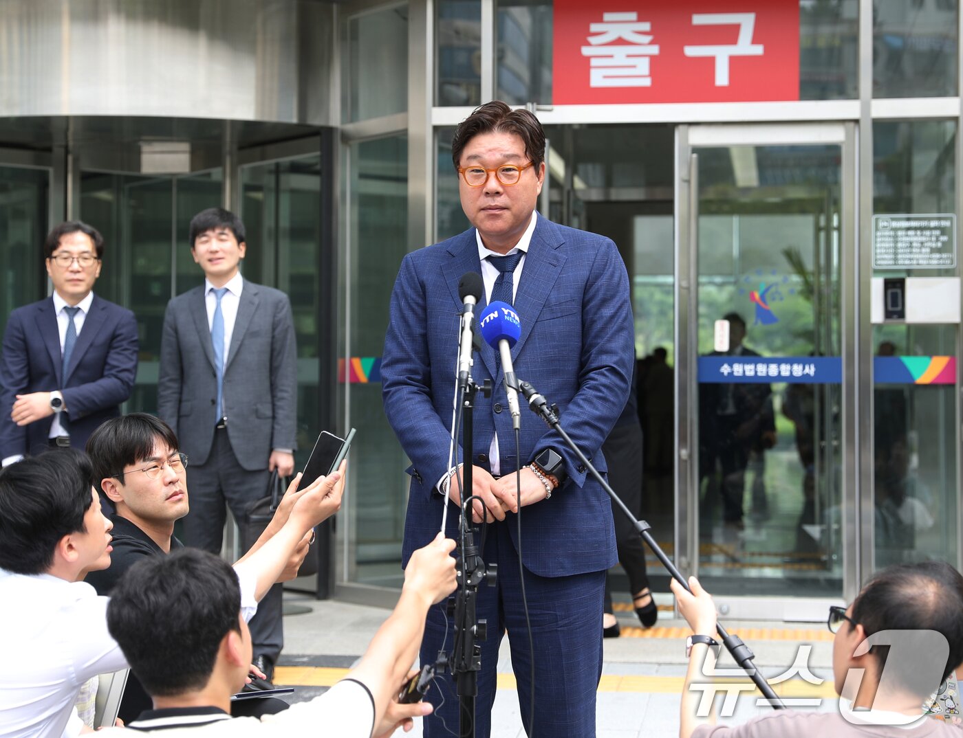 본문 이미지 - 대북송금 관련 혐의로 기소된 김성태 전 쌍방울그룹 회장이 12일 오후 경기 수원시 영통구 수원지방법원에서 열린 선고 공판을 마치고 나와 취재진의 질문에 답하고 있다. 2024.7.12/뉴스1 ⓒ News1 김영운 기자