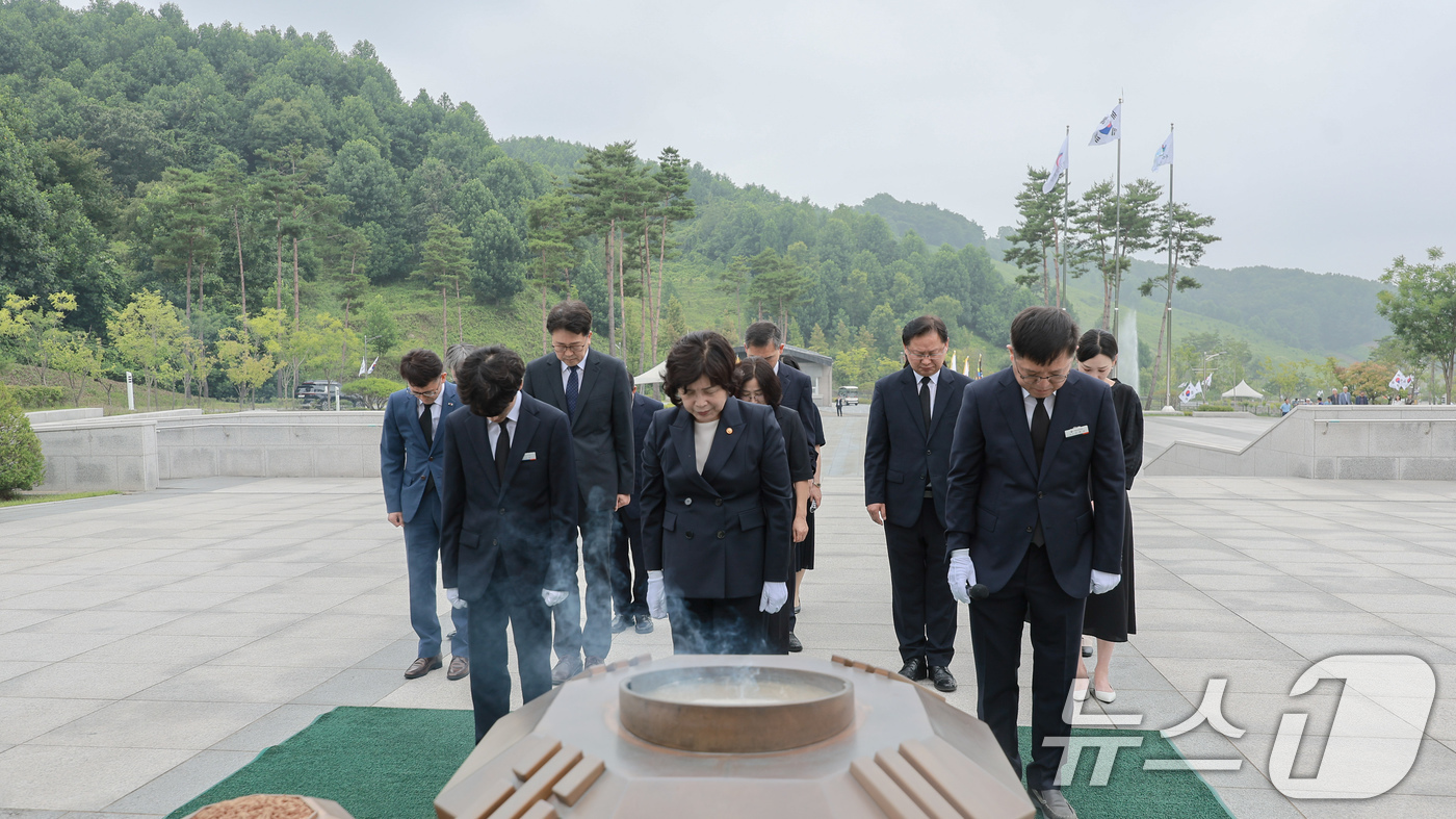 (서울=뉴스1) = 강정애 국가보훈부 장관이 12일 오전 국립괴산호국원 현충탑을 참배하고 있다. (국가보훈부 제공) 2024.7.12/뉴스1