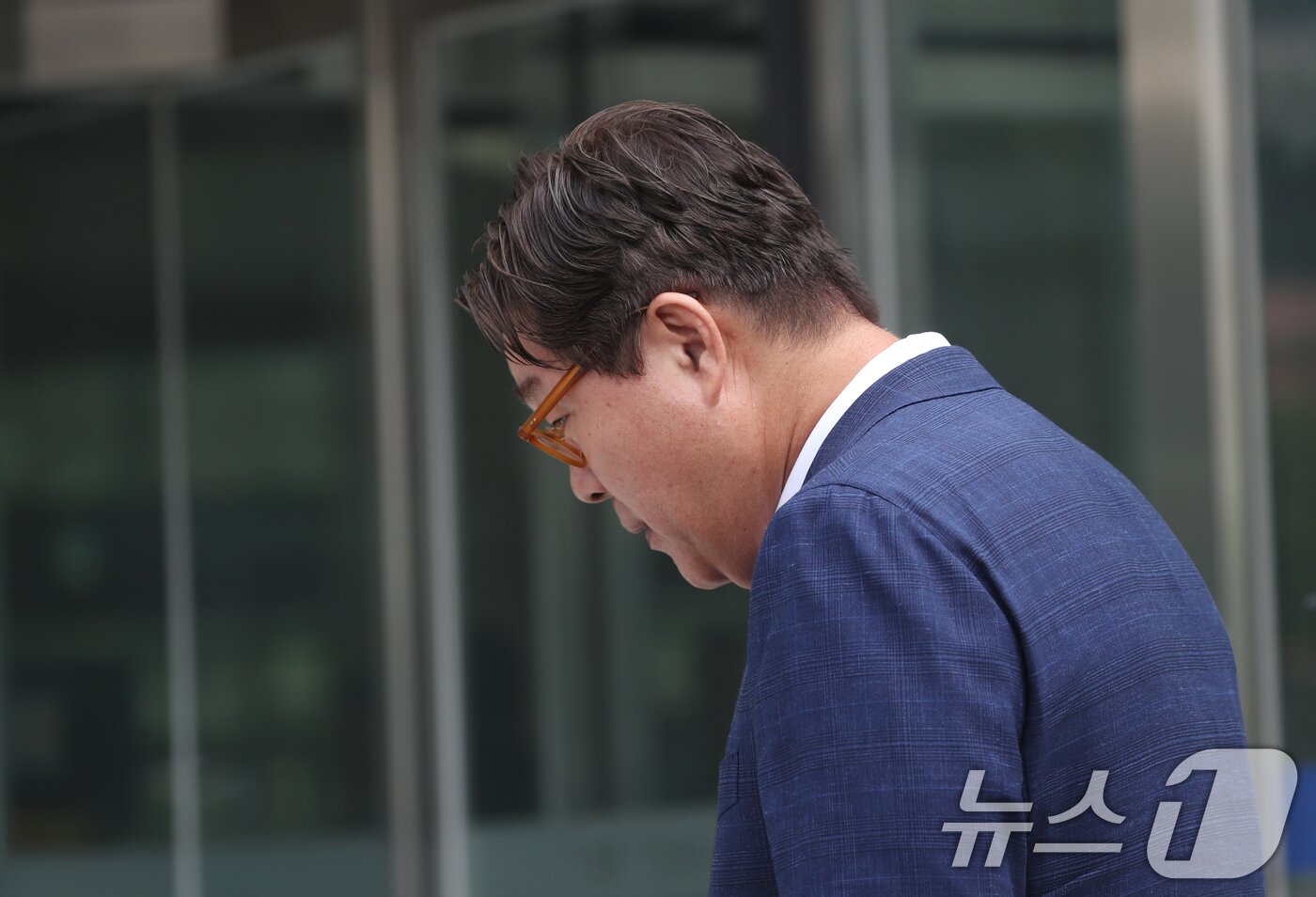 본문 이미지 - 대북송금 관련 혐의로 기소된 김성태 전 쌍방울그룹 회장이 12일 오후 경기 수원시 영통구 수원지방법원에서 열린 선고 공판을 마치고 나오고 있다. 2024.7.12/뉴스1 ⓒ News1 김영운 기자