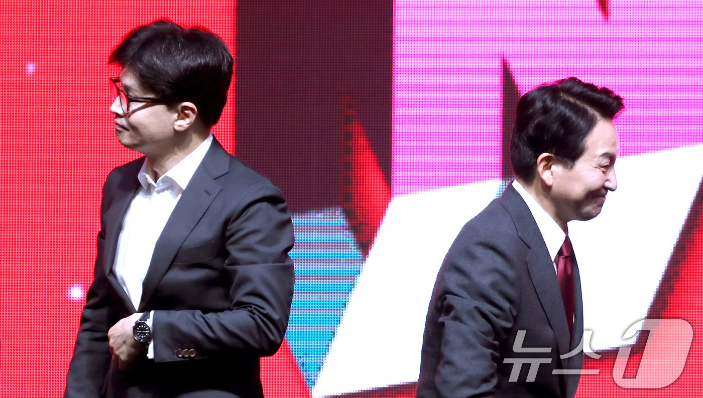 본문 이미지 - 한동훈, 원희룡 국민의힘 당대표 후보가 12일 오후 대구 엑스코에서 열린 제4차 전당대회 대구·경북 합동연설회에서 기념촬영을 마친뒤 자리로 향하고 있다. 2024.7.12/뉴스1 ⓒ News1 이광호 기자