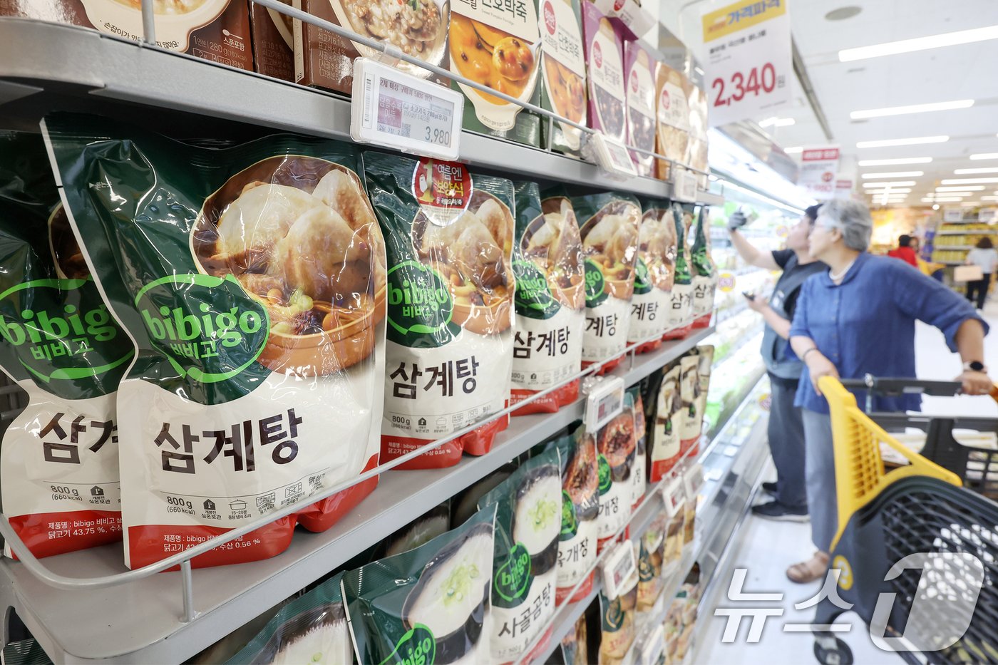 본문 이미지 - 초복을 3일 앞둔 12일 서울 용산구 이마트 용산점에 간편식 삼계탕이 진열돼 있다.  2024.7.12/뉴스1 ⓒ News1 민경석 기자