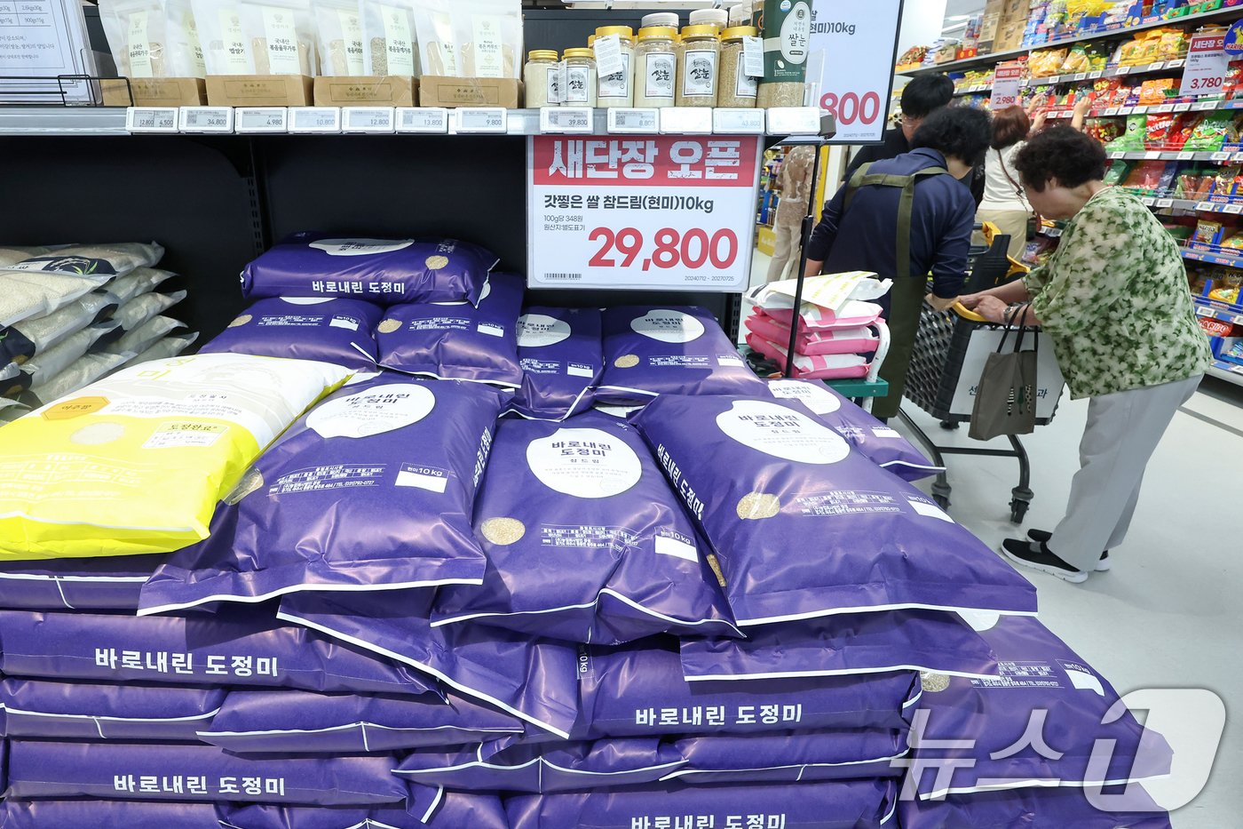 본문 이미지 - 정부가 15만 톤의 쌀을 사들이며 시장에서 격리했지만, 쌀값 하락세는 멈추지 않고 있다. 2024.7.12/뉴스1 ⓒ News1 민경석 기자