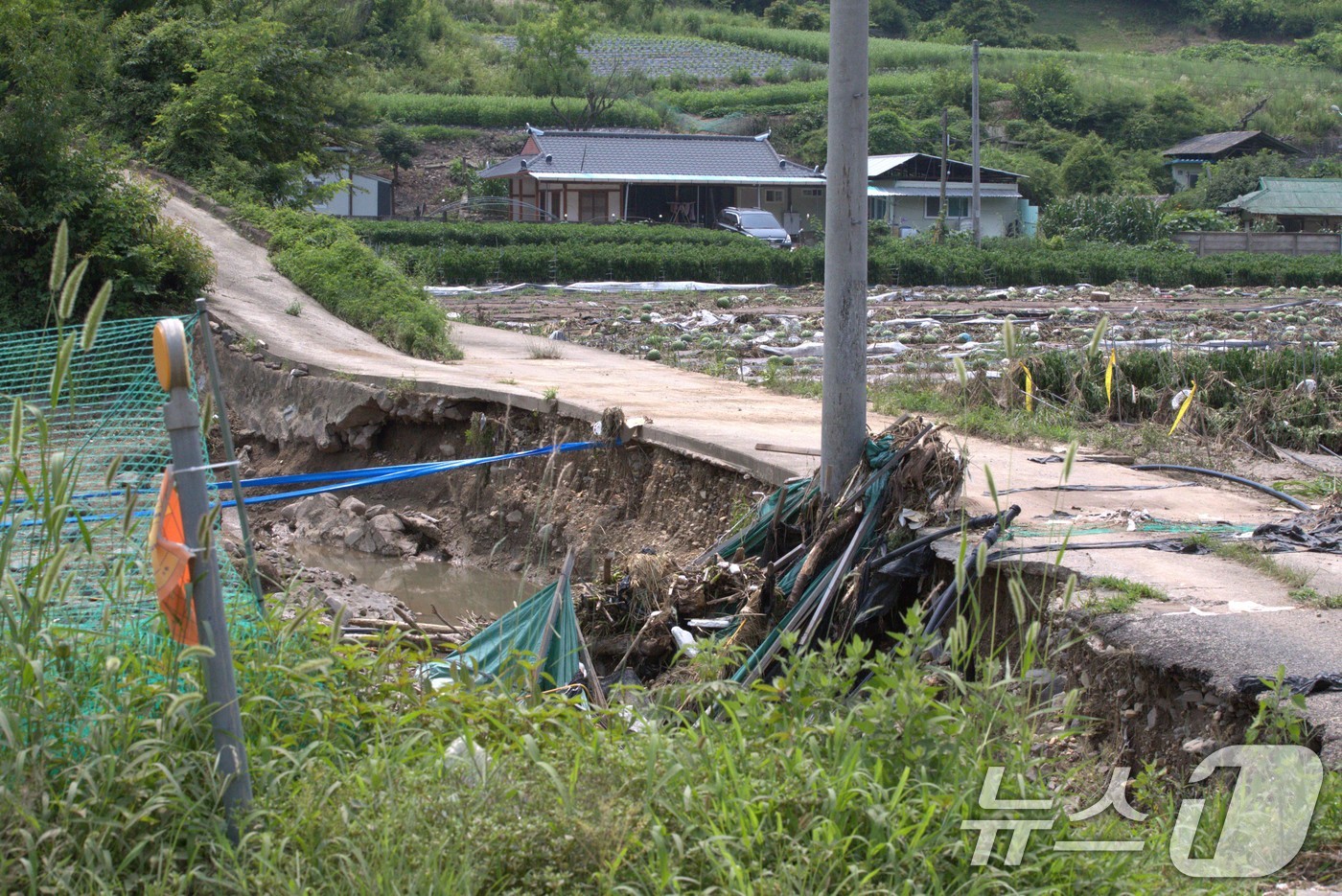 (영양=뉴스1) 신성훈 기자 = 12일 오후 경북 영양군 대천리와 금학리 마을에 내린 폭우로 농경지와 농로 등이 폐허가 돼있다. 2024.7.12/뉴스1