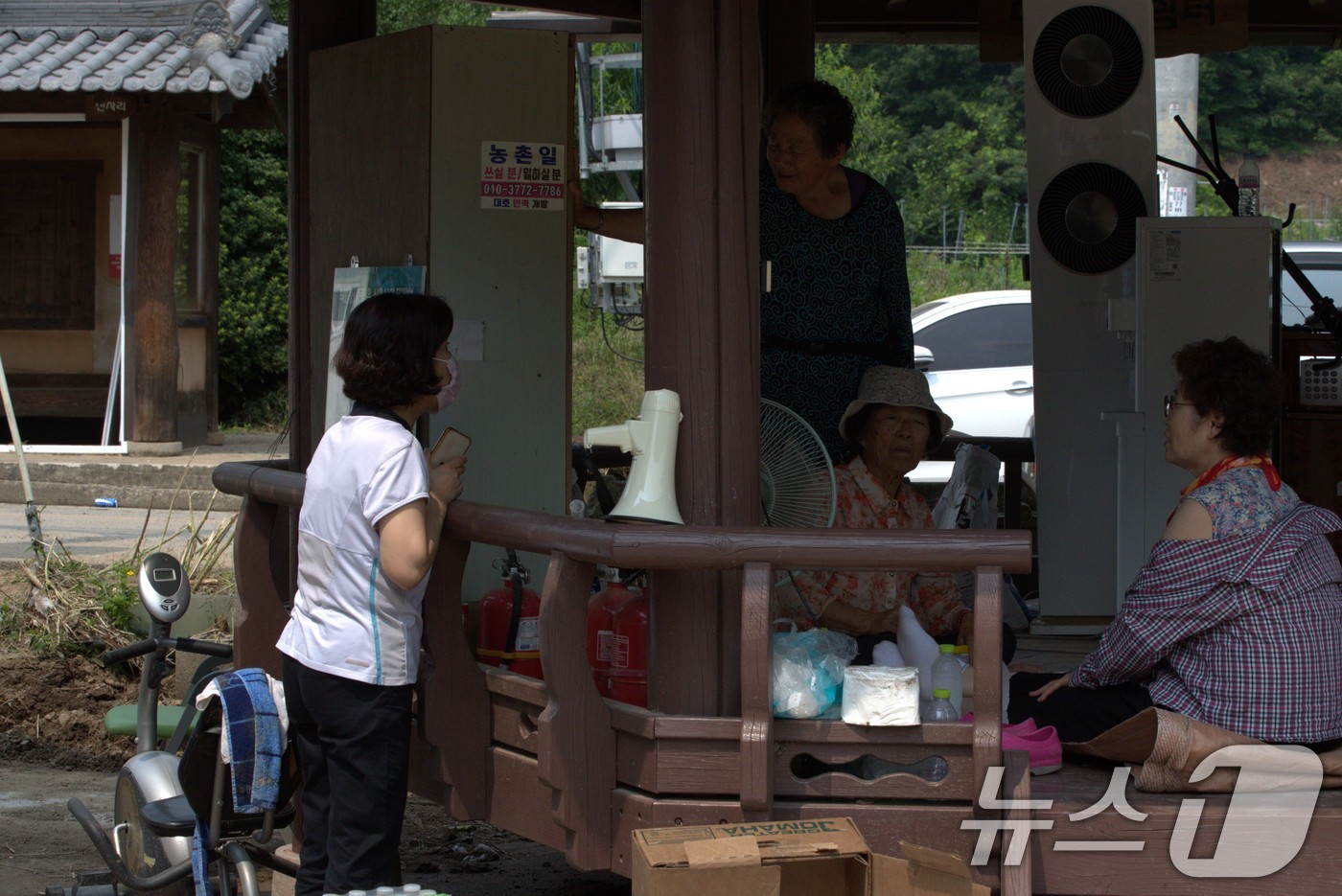 (영양=뉴스1) 신성훈 기자 = 12일 오후 경북 영양군 대천리와 금학리 마을에 내린 폭우로 대피해있는 주민들에게 자원봉사자들이 구호식량을 전달하고 치료, 상담 등을 하고있다. 2 …