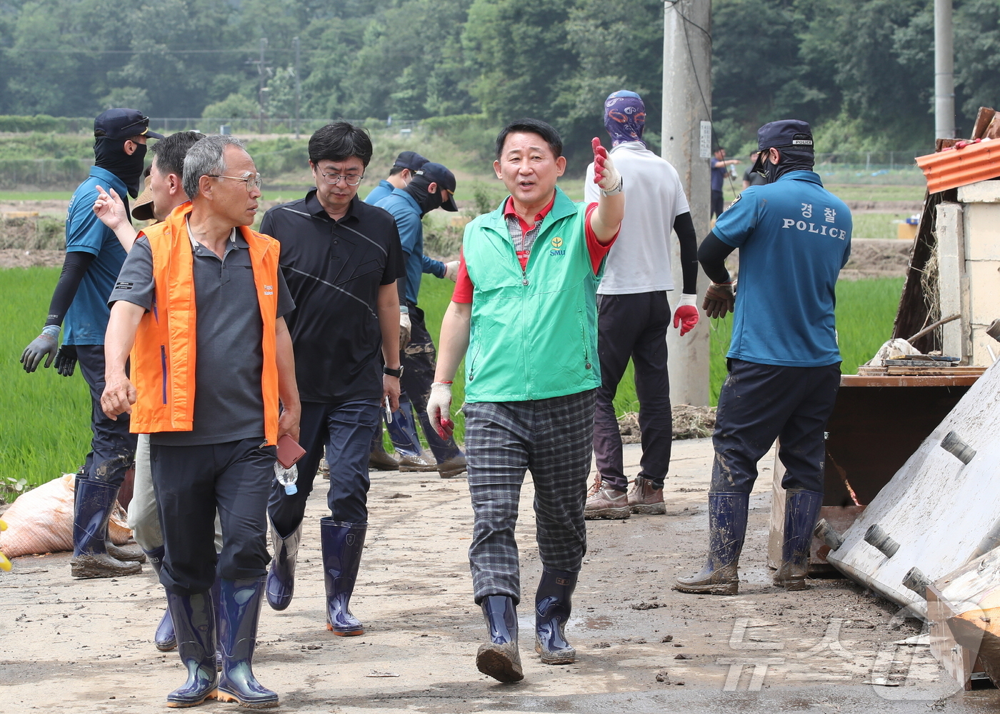 (대전=뉴스1) 김기태 기자 = 서철모 대전 서구청장이 12일 용촌동 수해복구 현장을 찾아 주민과 대화하고 있다. (대전 서구청) 2024.7.12/뉴스1
