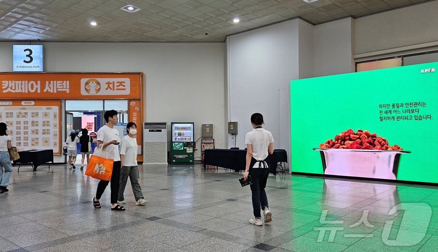 본문 이미지 - 한국펫사료협회는 12일 서울 강남구 세텍에서 열린 &#39;가낳지모 캣페어&#39;에서 영상을 통해 국내 펫푸드 안심 캠페인을 펼쳤다. ⓒ 뉴스1 최서윤 기자