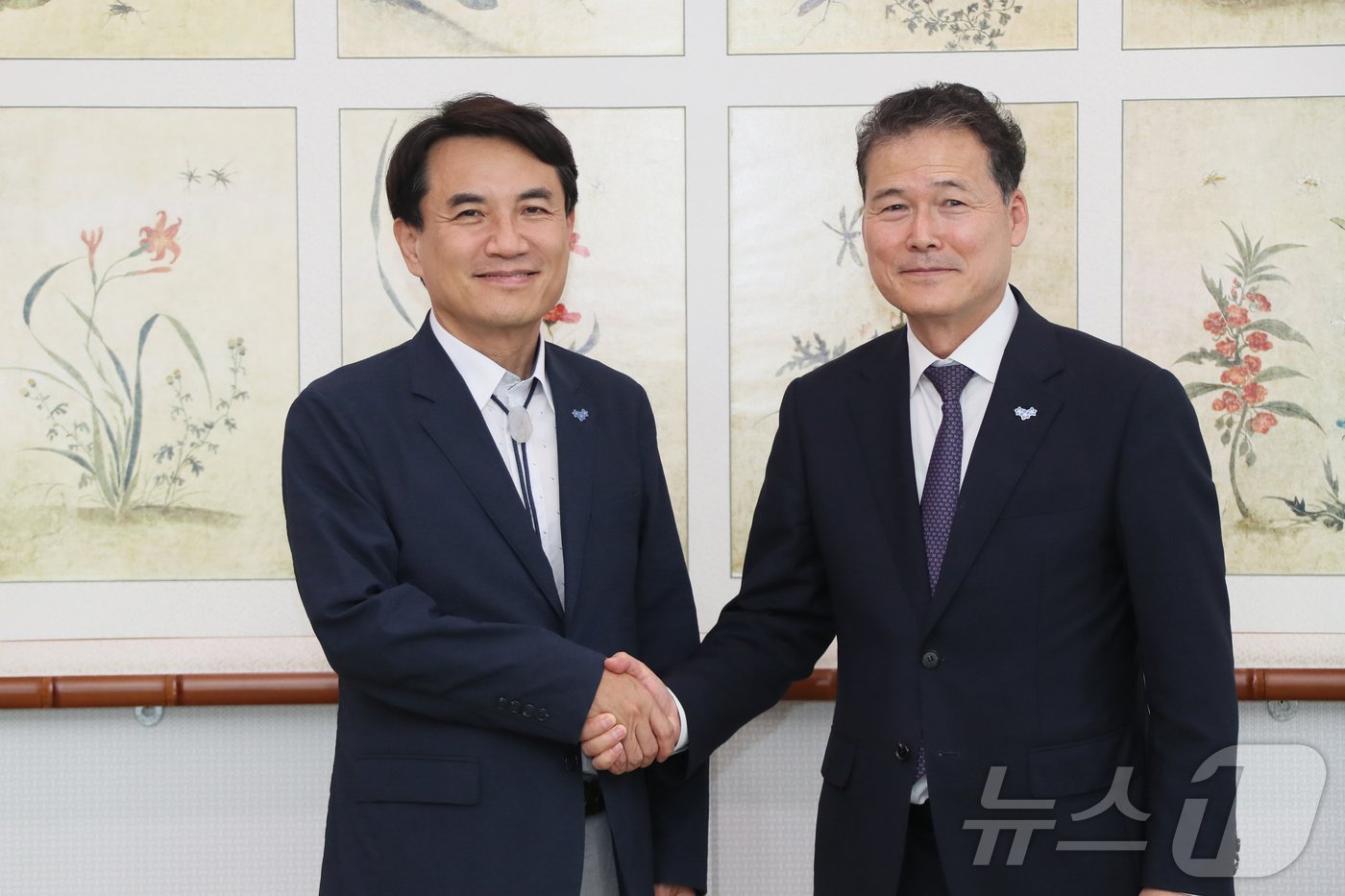 본문 이미지 - 김진태 강원지사와 김영호 통일부 장관.(강원도 제공)/뉴스1