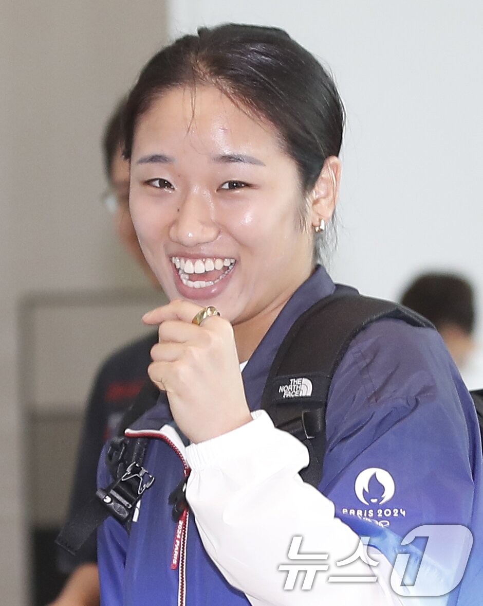 본문 이미지 - ’배드민턴 여자 단식 세계 1위' 안세영이 ’2024 파리 올림픽‘을 위해 12일 인천국제공항을 통해 프랑스 파리로 출국하기 전 선물받은 갤럭시 링을 자랑하고 있다. 2024.7.12/뉴스1 ⓒ News1 권현진 기자