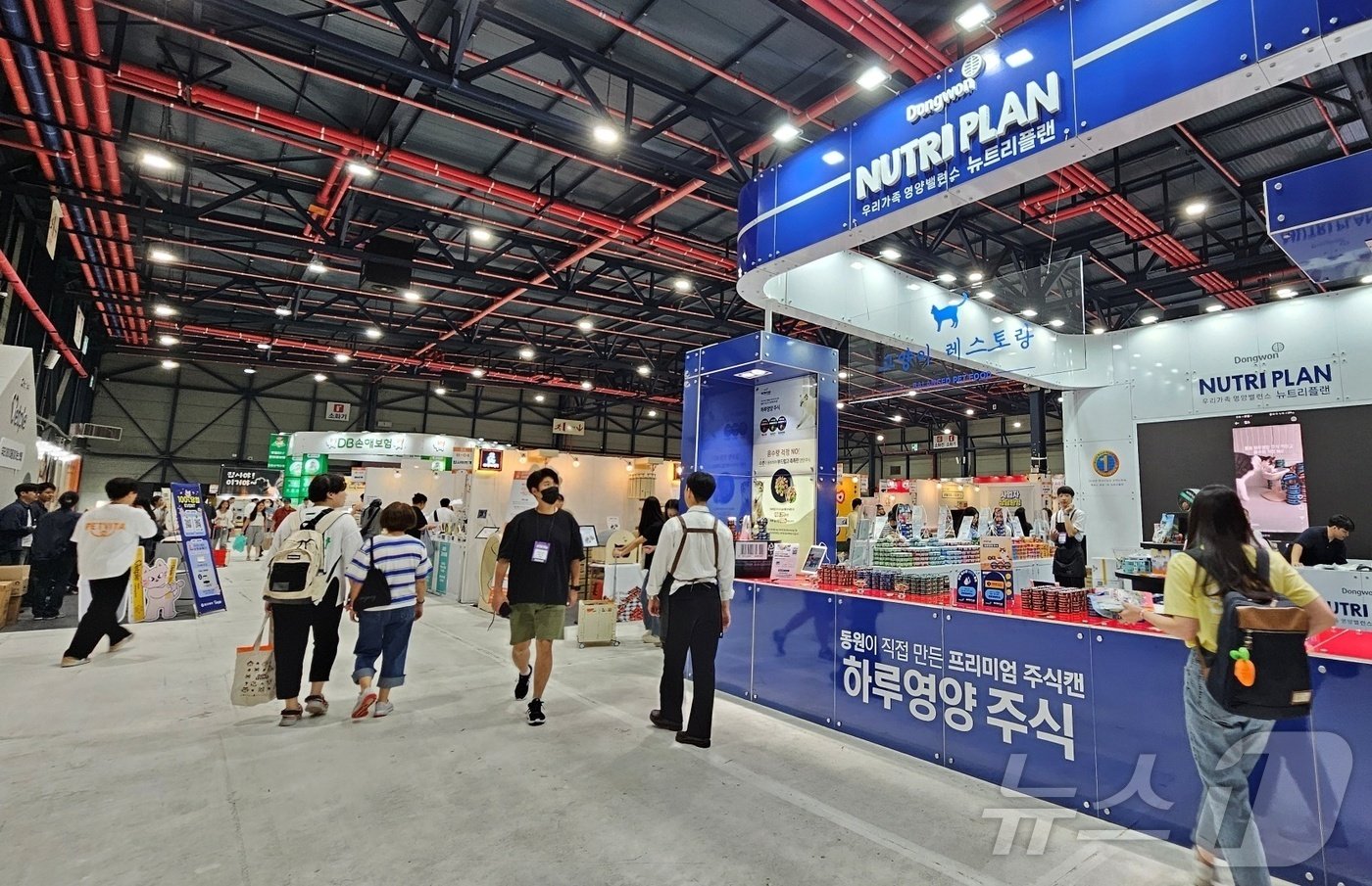 본문 이미지 - 12일 서울 강남구에서 열린 '2024 가낳지모 캣페어 세텍'에서는 고양이 사료, 간식 등 다양한 제품이 전시됐다. ⓒ 뉴스1 최서윤 기자