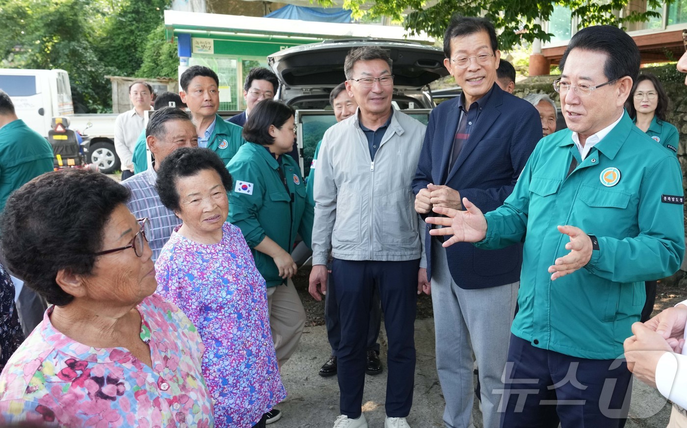 (무안=뉴스1) 전원 기자 = 김영록 전라남도지사가 12일 여름 장마를 앞두고 보성군 겸백면 은덕리 덕음마을 산사태 취약지를 방문, 관리실태를 점검하고 비상상황 발생시 인명피해가 …